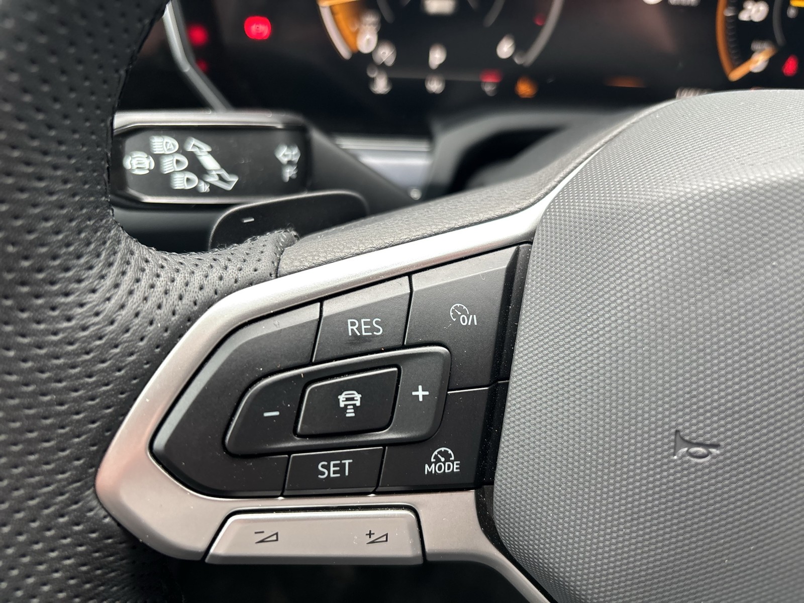 Volkswagen Touareg V6 R-LINE NEUES MODELL AHK CAM HEAD-UP