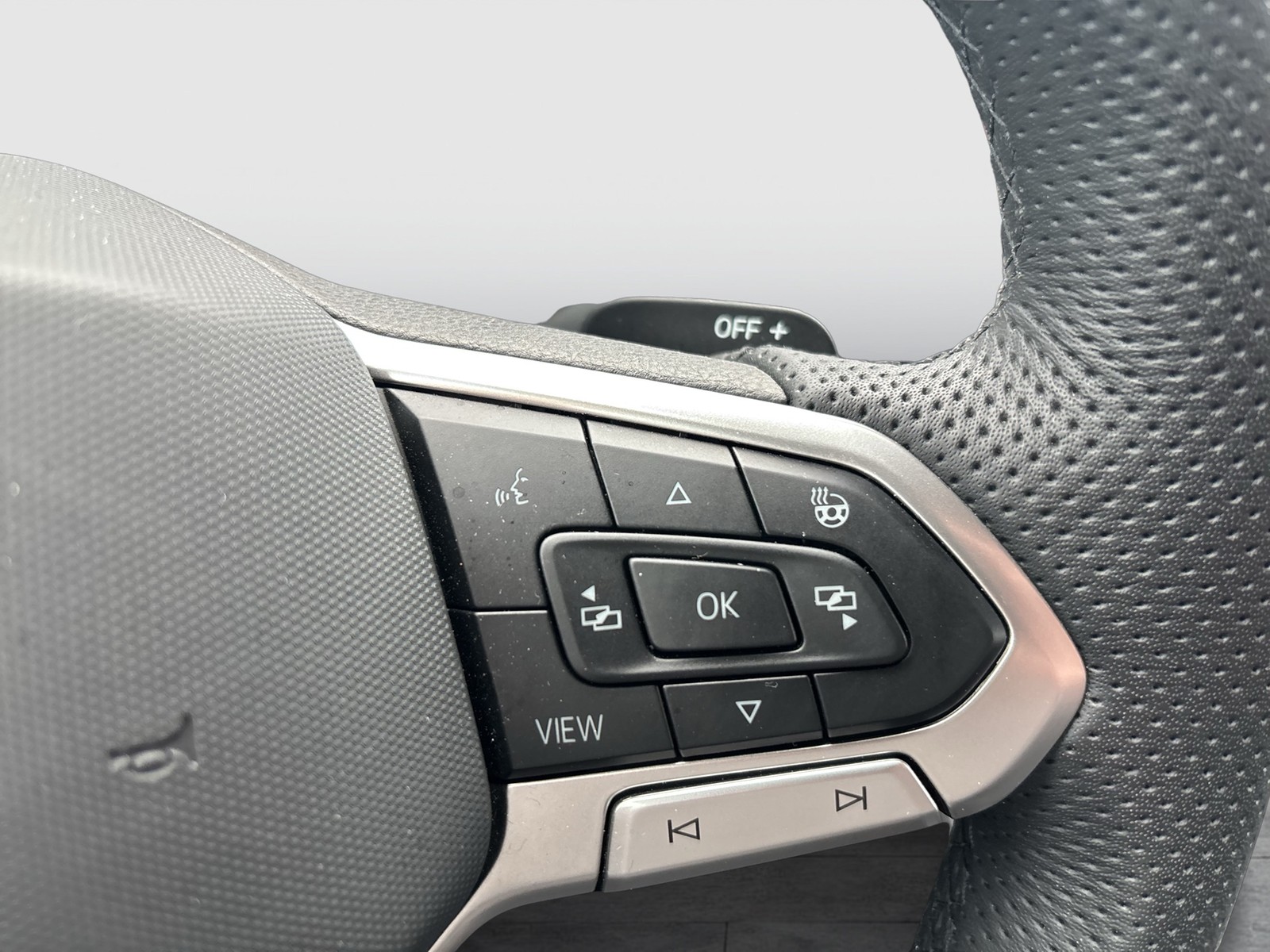 Volkswagen Touareg V6 R-LINE NEUES MODELL AHK CAM HEAD-UP