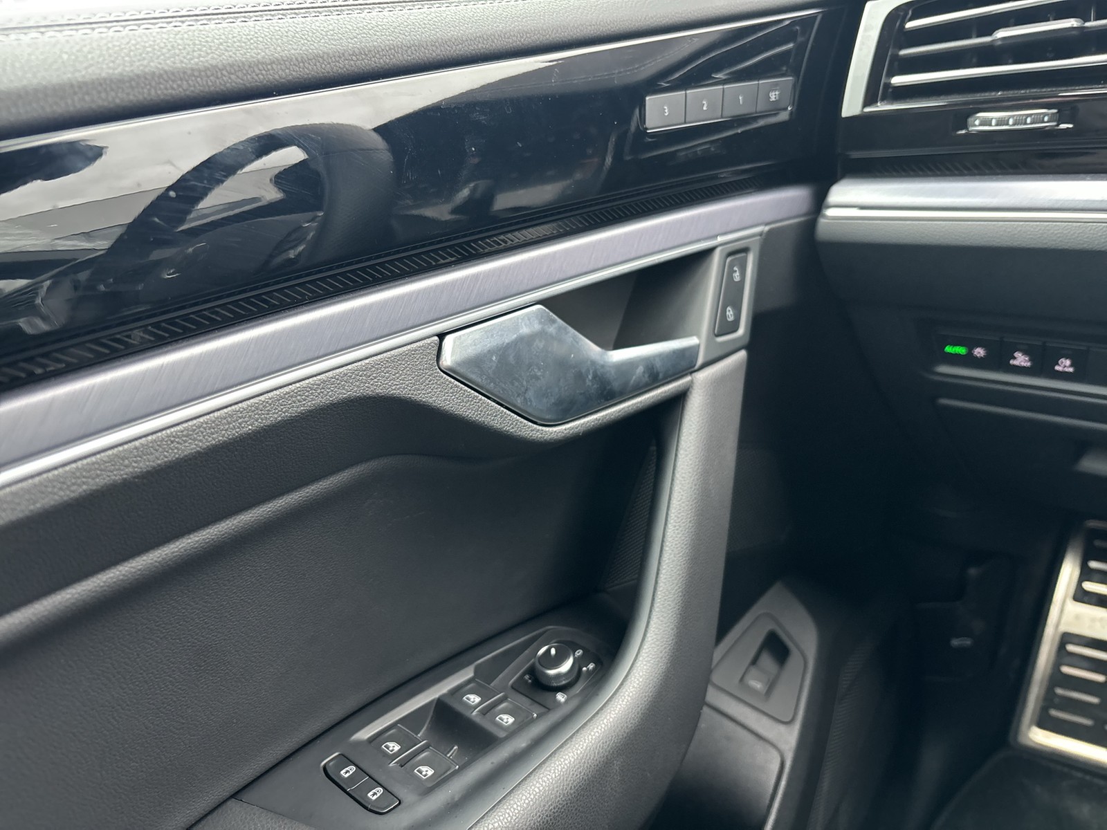 Volkswagen Touareg V6 R-LINE NEUES MODELL AHK CAM HEAD-UP