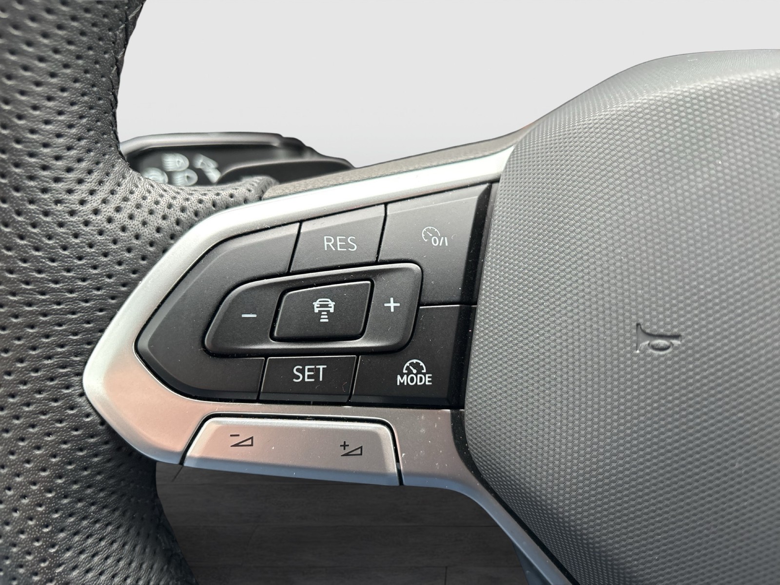 Volkswagen Touareg V6 R-LINE NEUES MODELL AHK CAM HEAD-UP