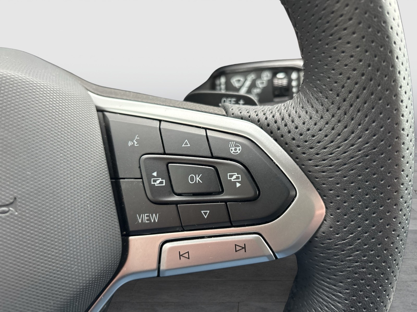 Volkswagen Touareg V6 R-LINE NEUES MODELL AHK CAM HEAD-UP