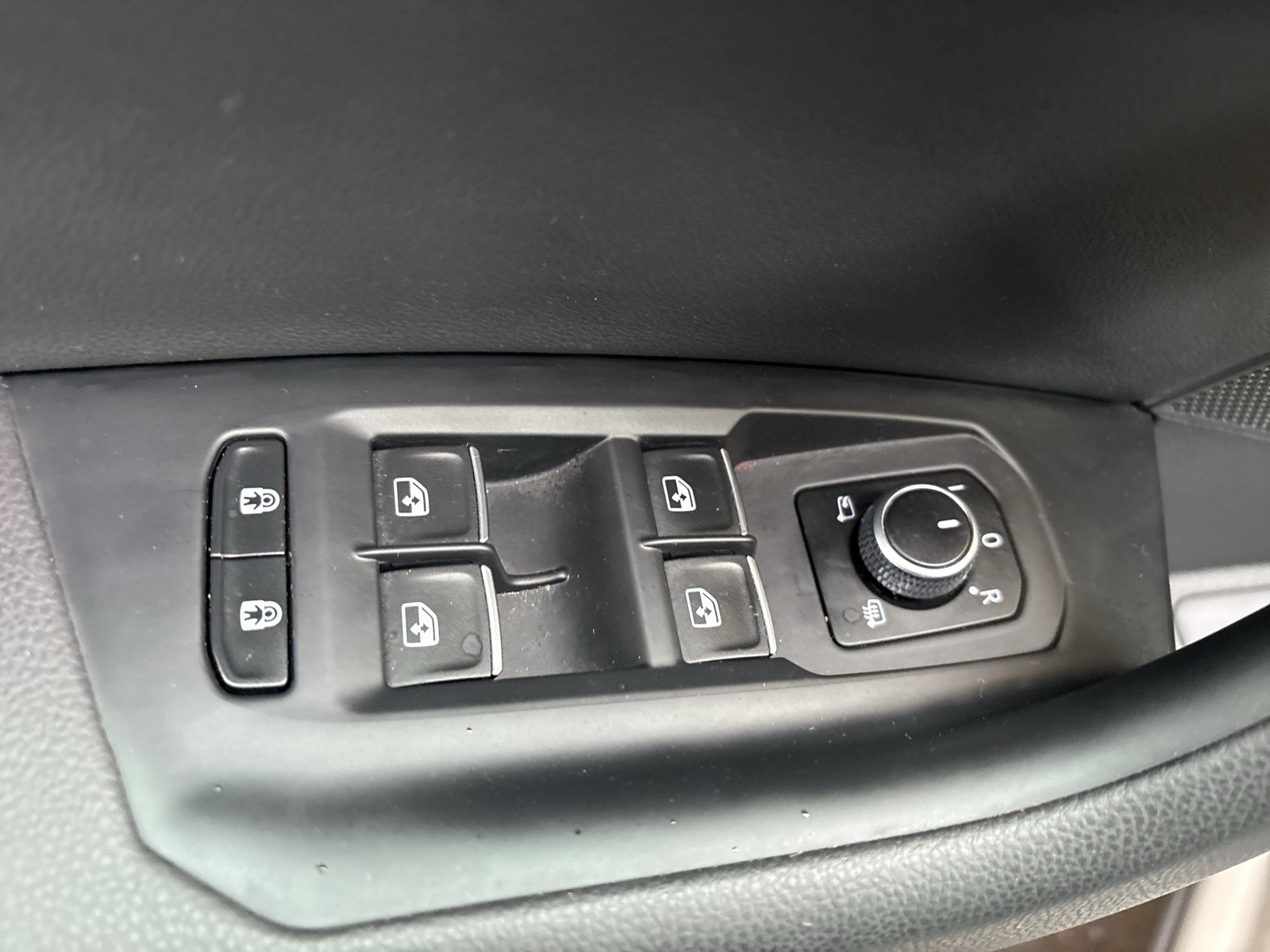 Volkswagen Touareg V6 R-LINE NEUES MODELL AHK CAM HEAD-UP