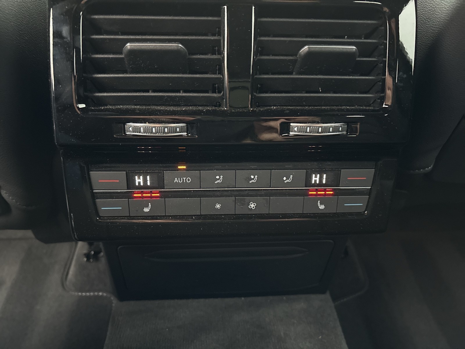 Volkswagen Touareg V6 R-LINE NEUES MODELL AHK CAM HEAD-UP