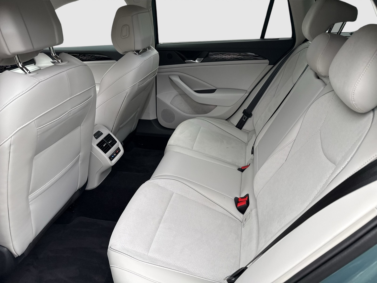 Volkswagen Passat Variant 1.5 HYBRID ELEGANCE AHK 360°CAM