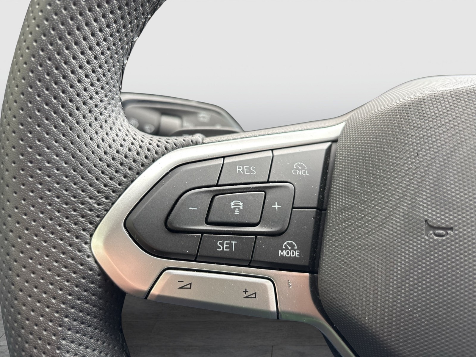 Volkswagen Tiguan 1.5 HYBRID R-LINE BLACKSTYLE AHK CAM LM20