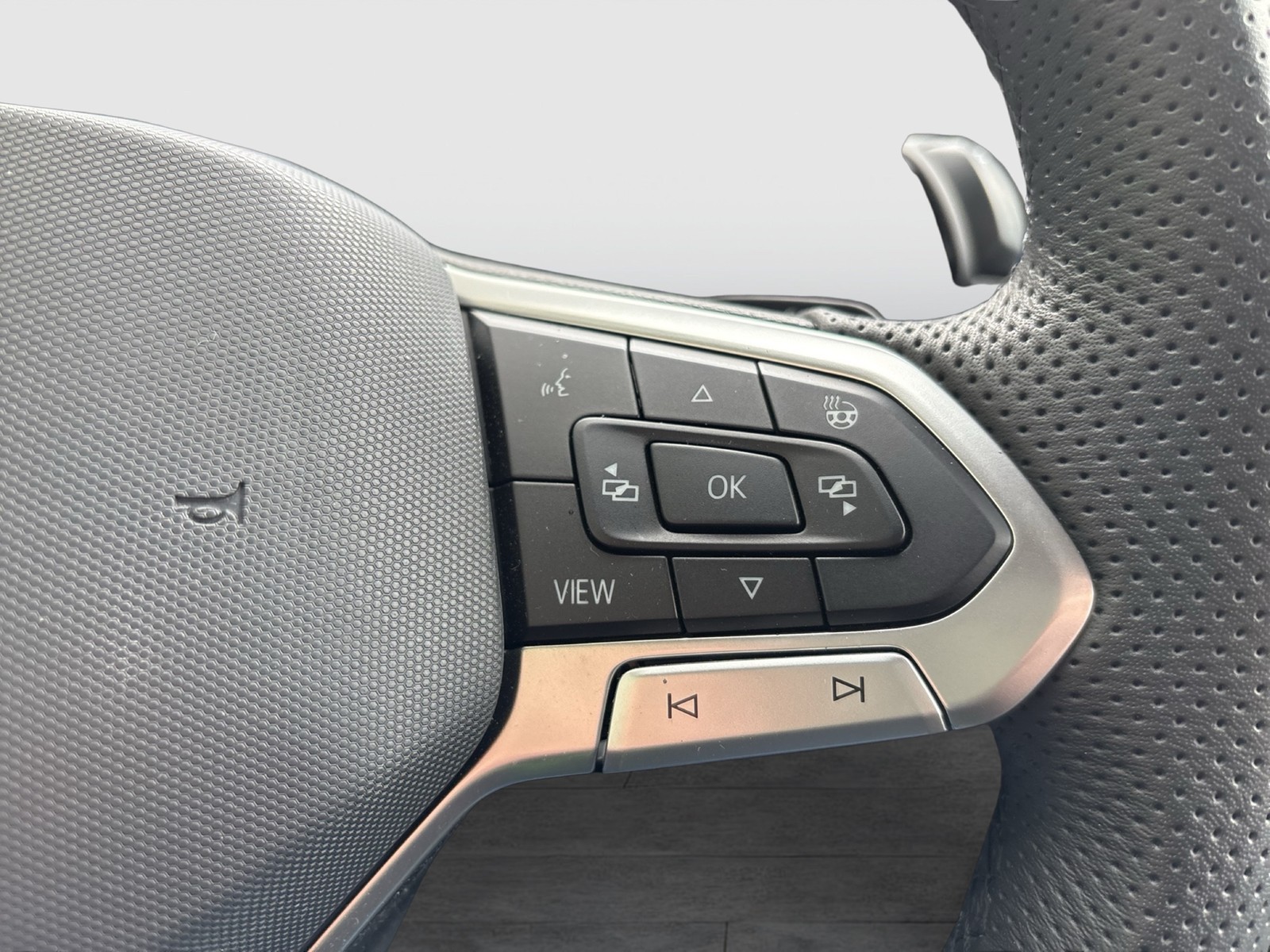 Volkswagen Tiguan 1.5 HYBRID R-LINE BLACKSTYLE AHK CAM LM20