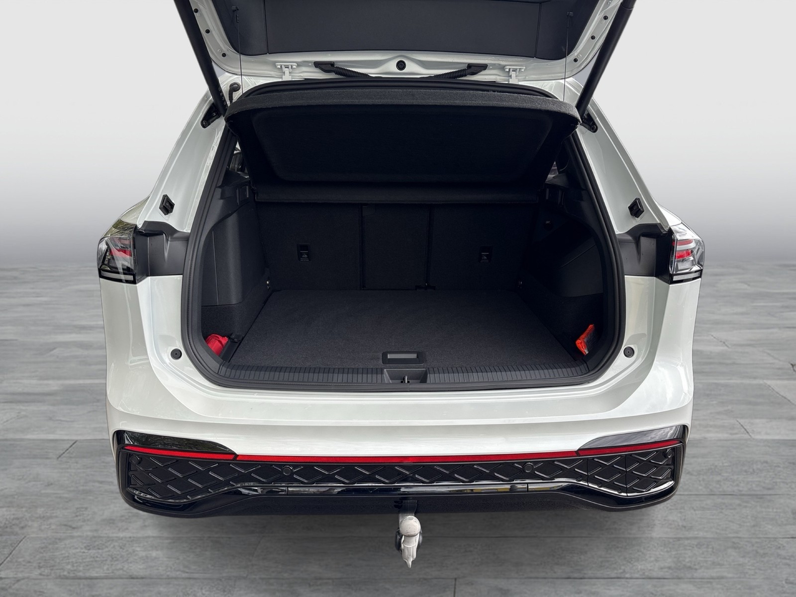 Volkswagen Tiguan 1.5 HYBRID R-LINE BLACKSTYLE AHK CAM LM20