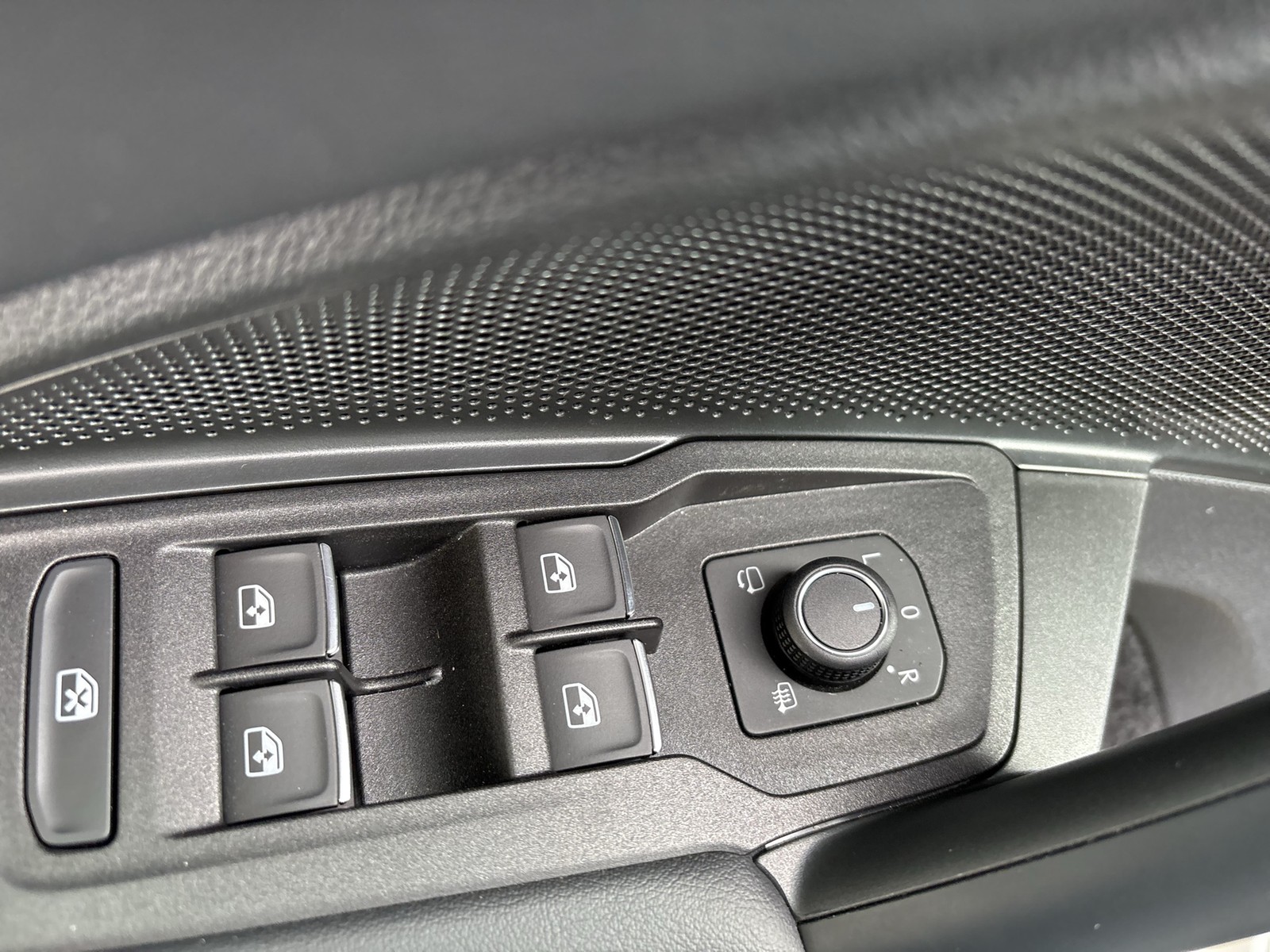 Volkswagen Tiguan 1.5 HYBRID R-LINE BLACKSTYLE AHK CAM LM20