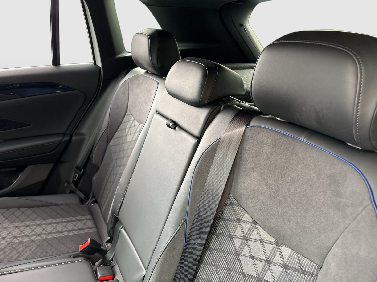 Volkswagen Tiguan 1.5 HYBRID R-LINE BLACKSTYLE AHK CAM LM20