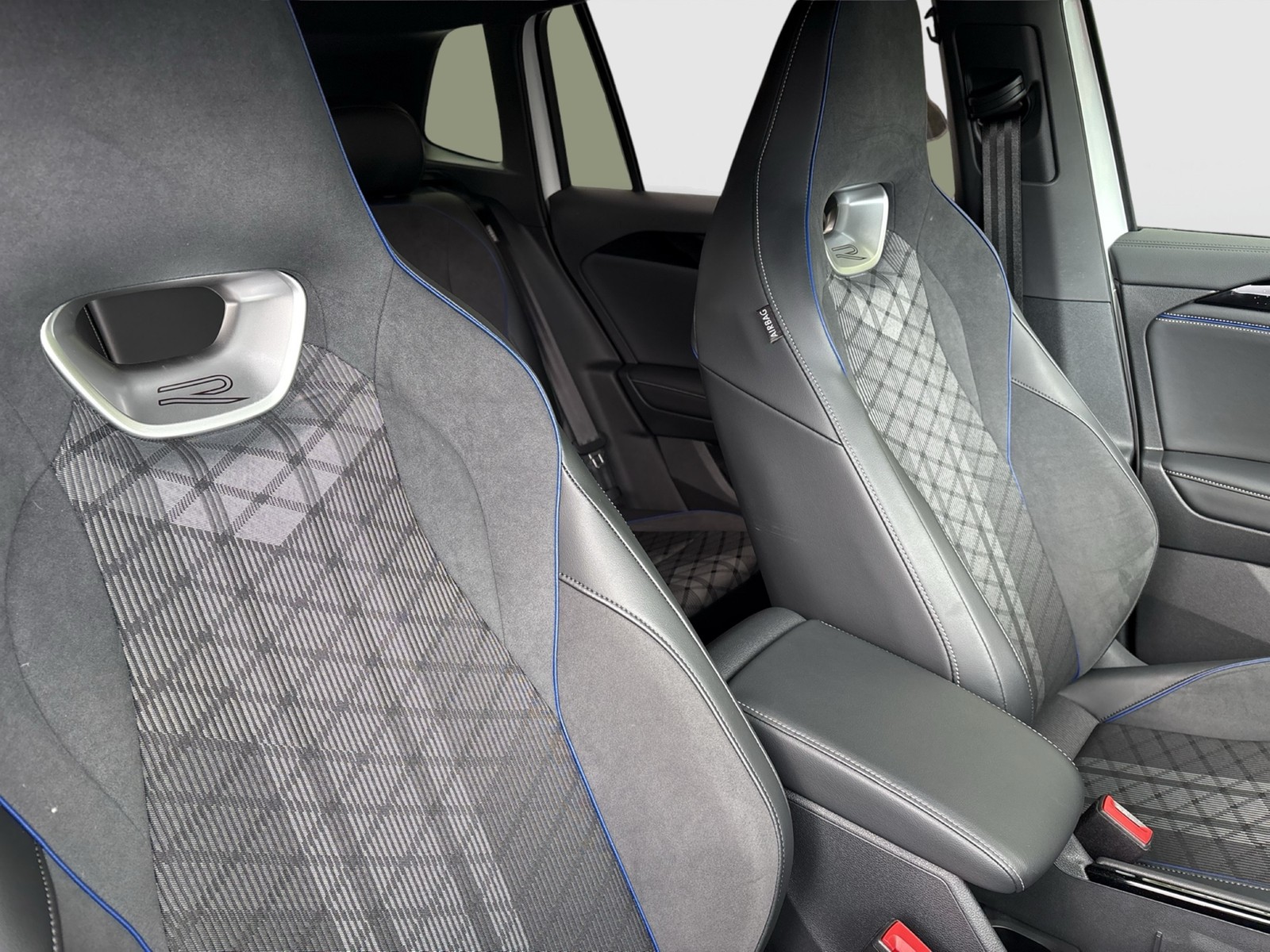 Volkswagen Tiguan 1.5 HYBRID R-LINE BLACKSTYLE AHK CAM LM20