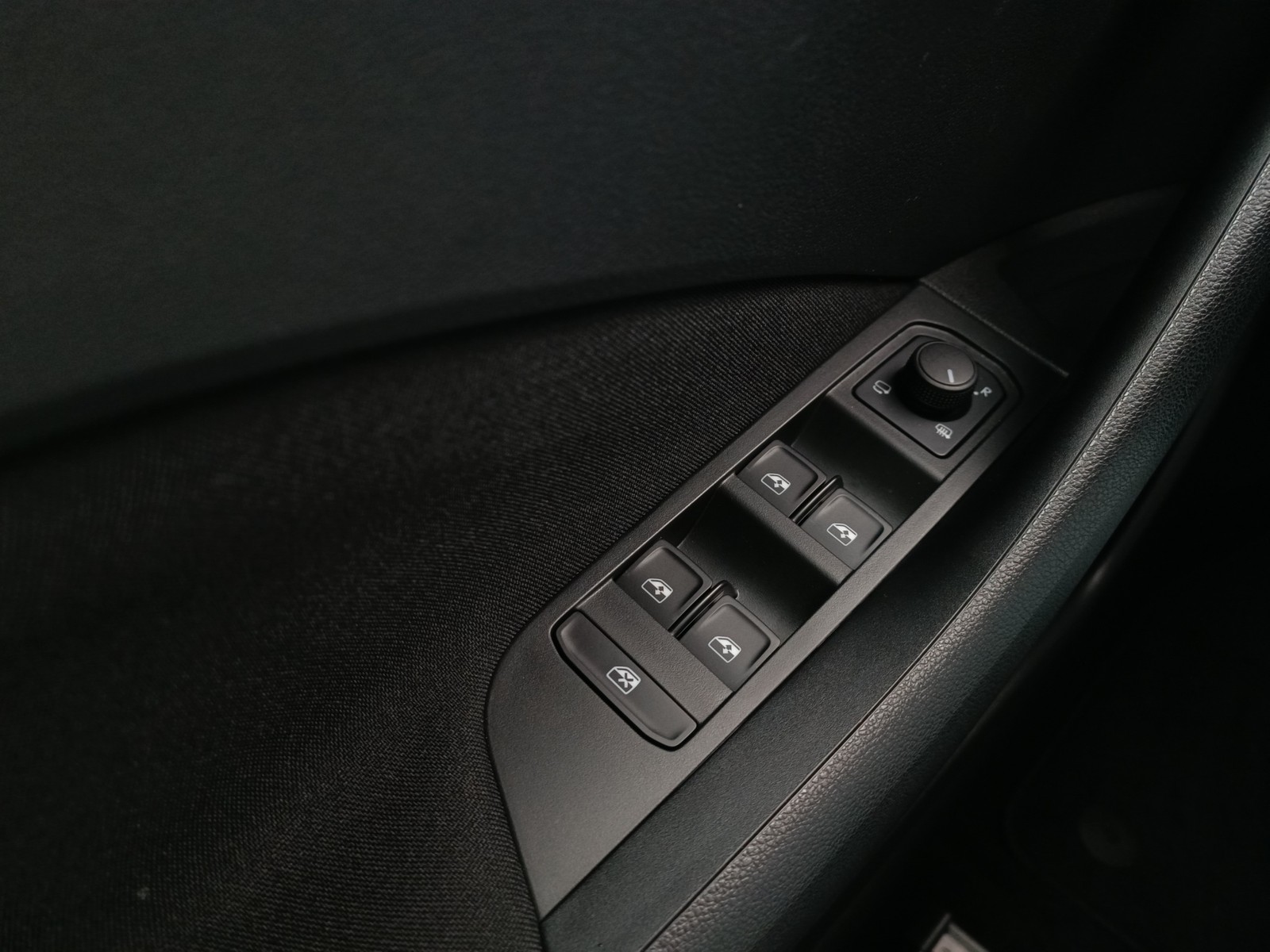 Skoda Kamiq 1.0 DRIVE NAVI LEDERLENKRAD CAM SITZHEIZ.