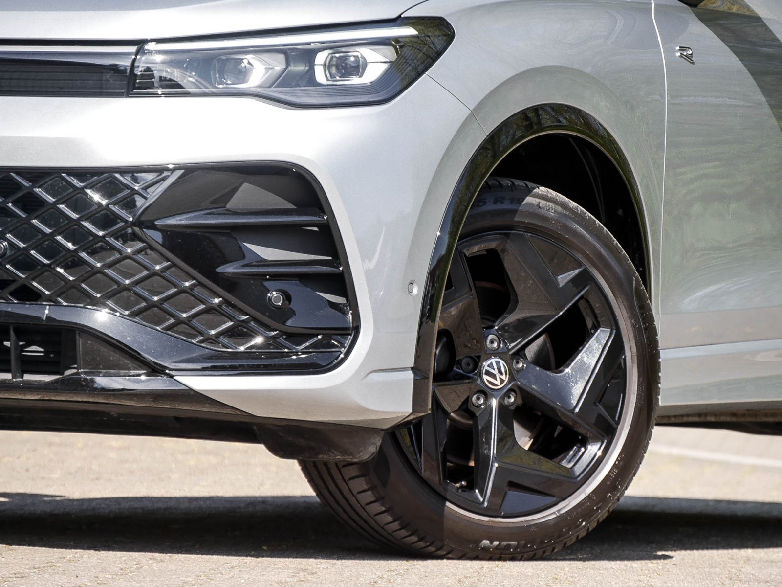 Volkswagen Tiguan 2.0 R-LINE BLACK STYLE eSITZE LEDER ALU19