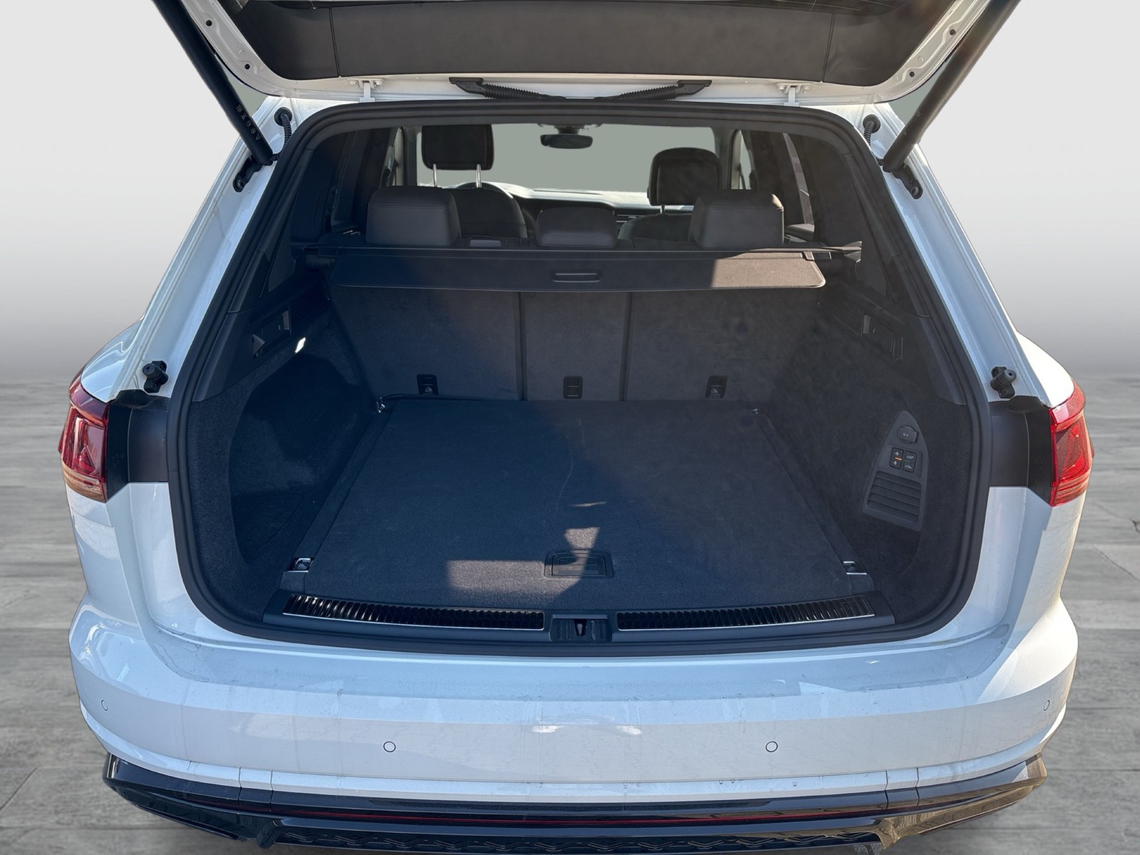 Volkswagen Touareg HYBRID R DYNAUDIO AHK 360CAM LM22 HEADUP