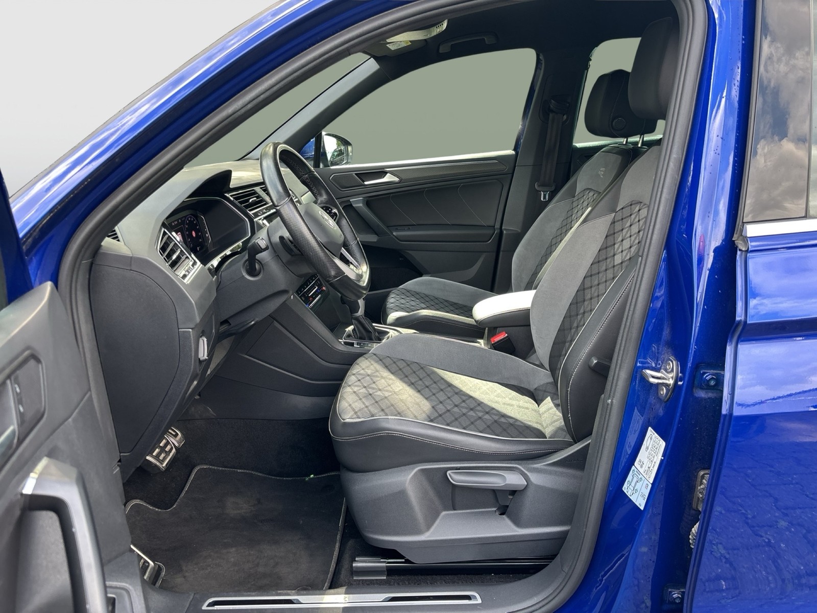 Volkswagen Tiguan 2.0 R-LINE 4X4 AHK 360CAM ACC LM19 MATRIX