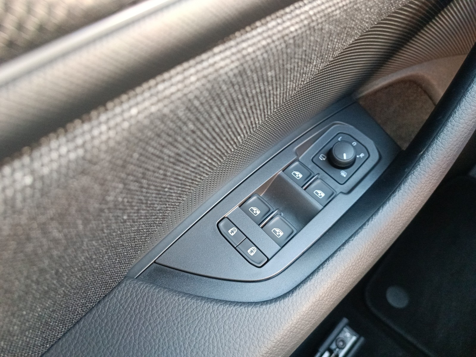Skoda Kodiaq 1.5 SELECTION 7SITZE CAM PANO NAVI MATRIX