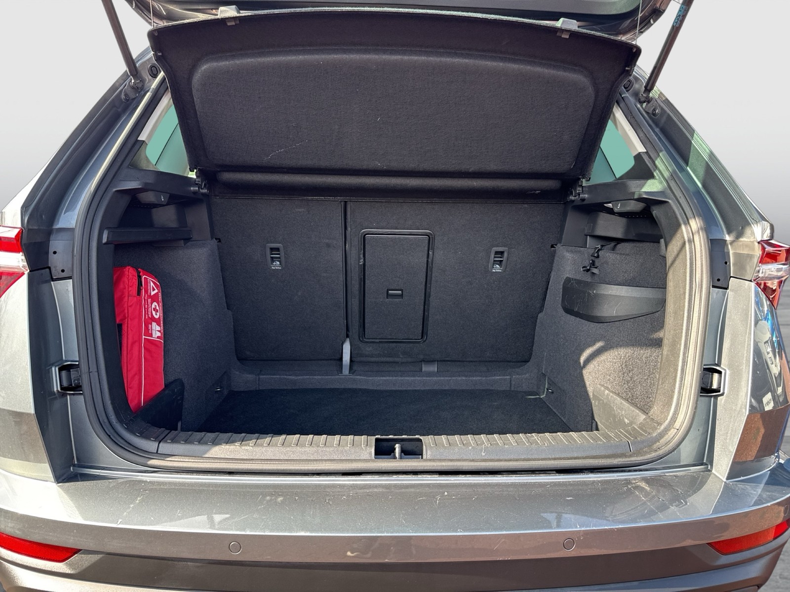 Skoda Karoq 2.0 TOUR CAM ACC LM17 NAVI CARPLAY SITZHZ.