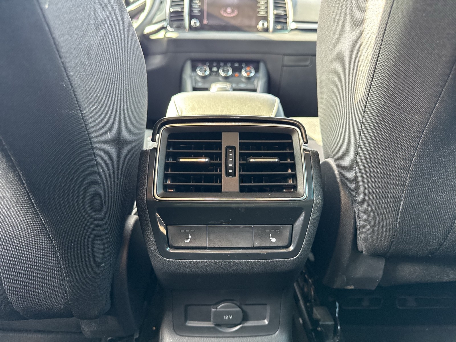 Skoda Karoq 2.0 TOUR CAM ACC LM17 NAVI CARPLAY SITZHZ.
