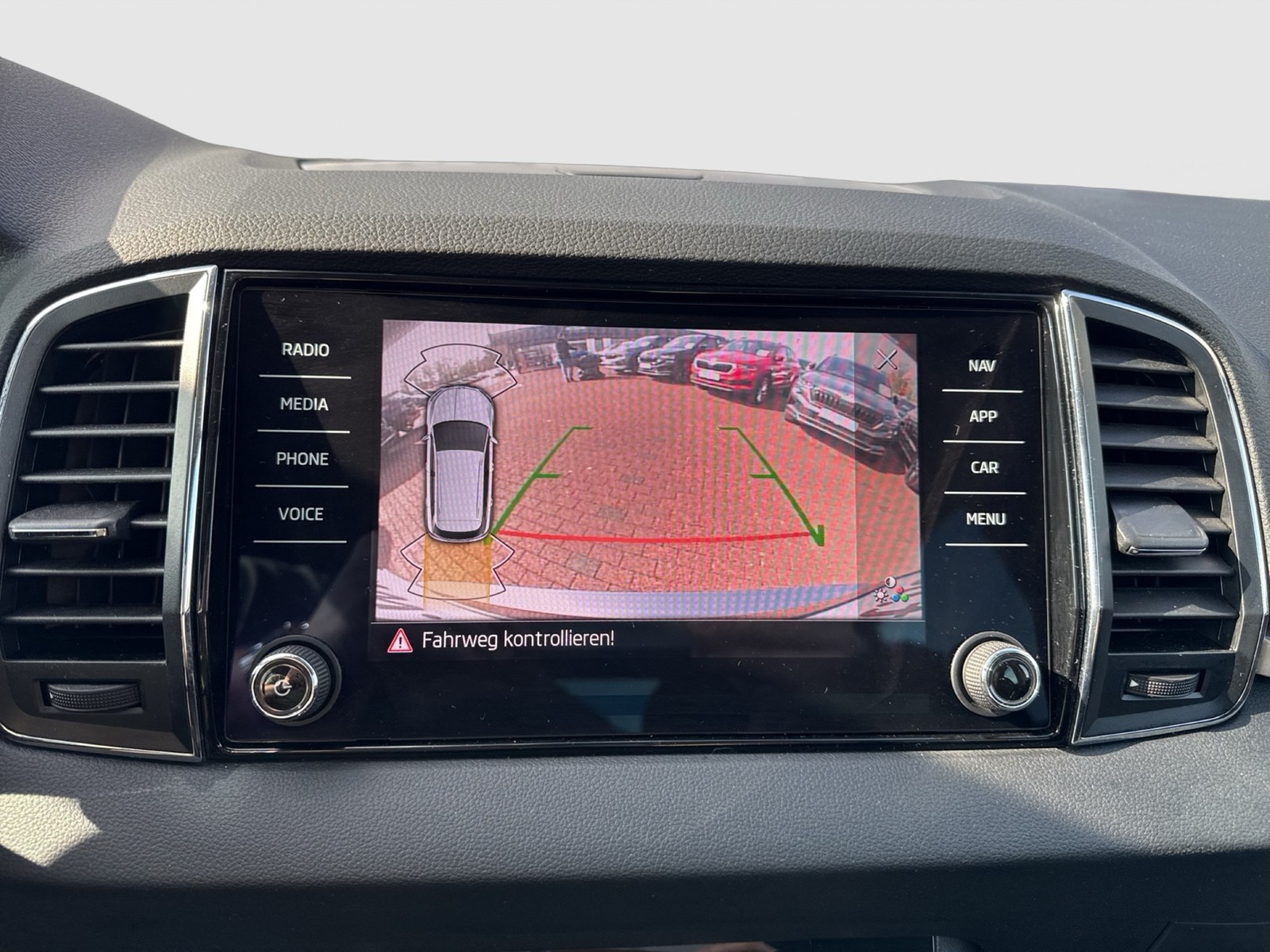Skoda Karoq 2.0 TOUR CAM ACC LM17 NAVI CARPLAY SITZHZ.