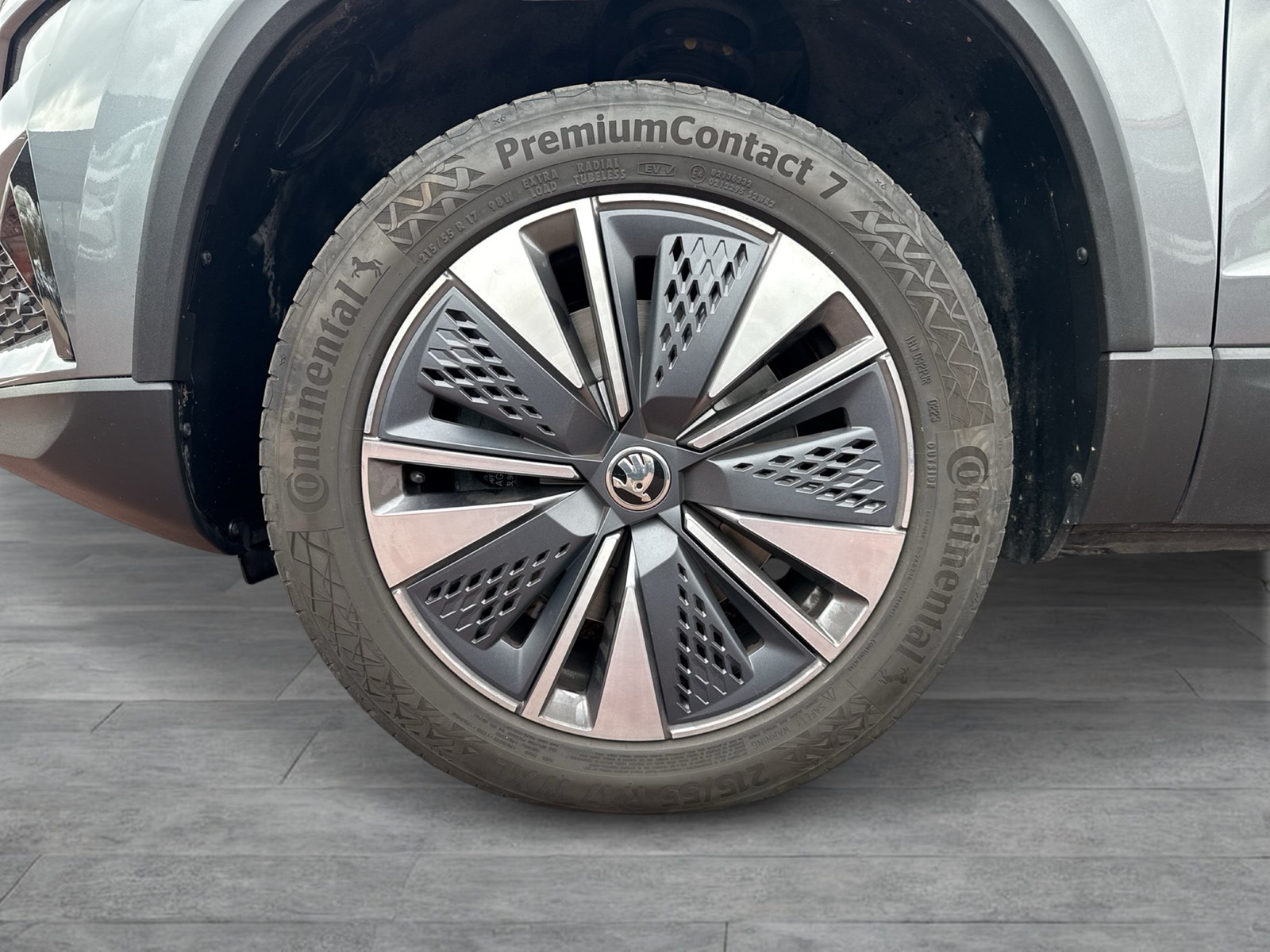 Skoda Karoq 2.0 TOUR CAM ACC LM17 NAVI CARPLAY SITZHZ.