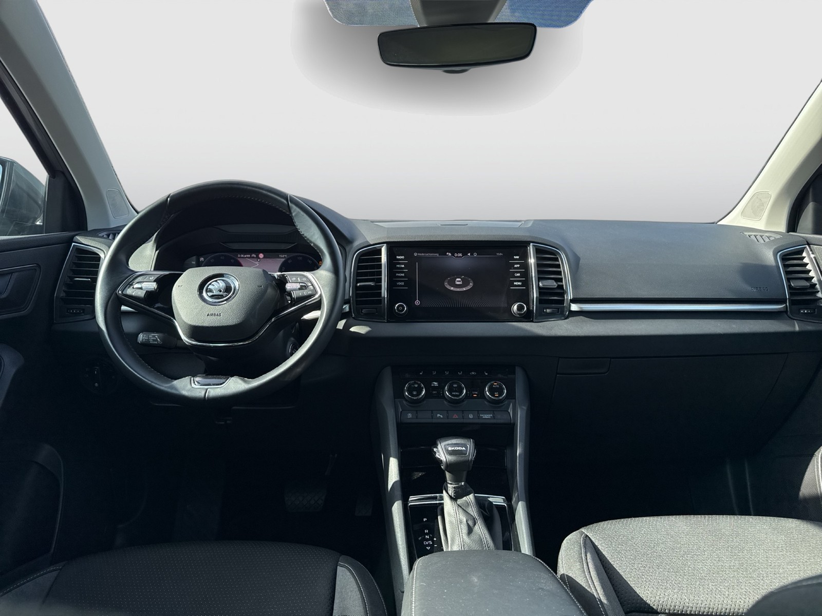 Skoda Karoq 2.0 TOUR CAM ACC LM17 NAVI CARPLAY SITZHZ.