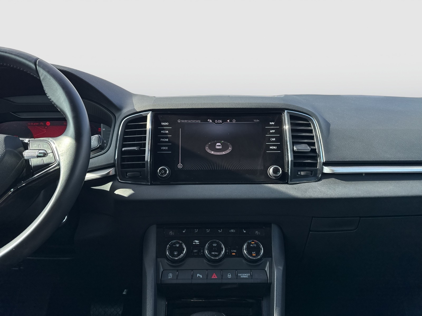 Skoda Karoq 2.0 TOUR CAM ACC LM17 NAVI CARPLAY SITZHZ.