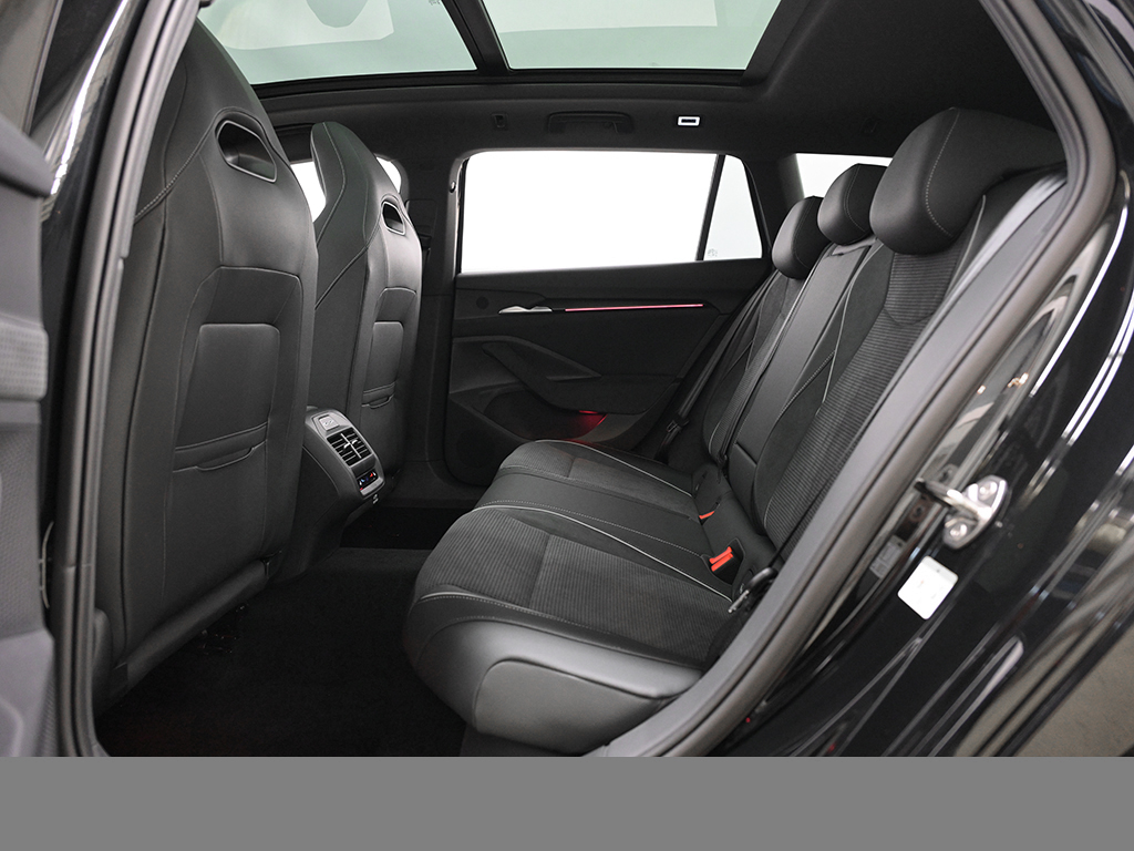 Skoda Superb Combi 1.5 iV SPORTLINE PANO CAM ACC LM19
