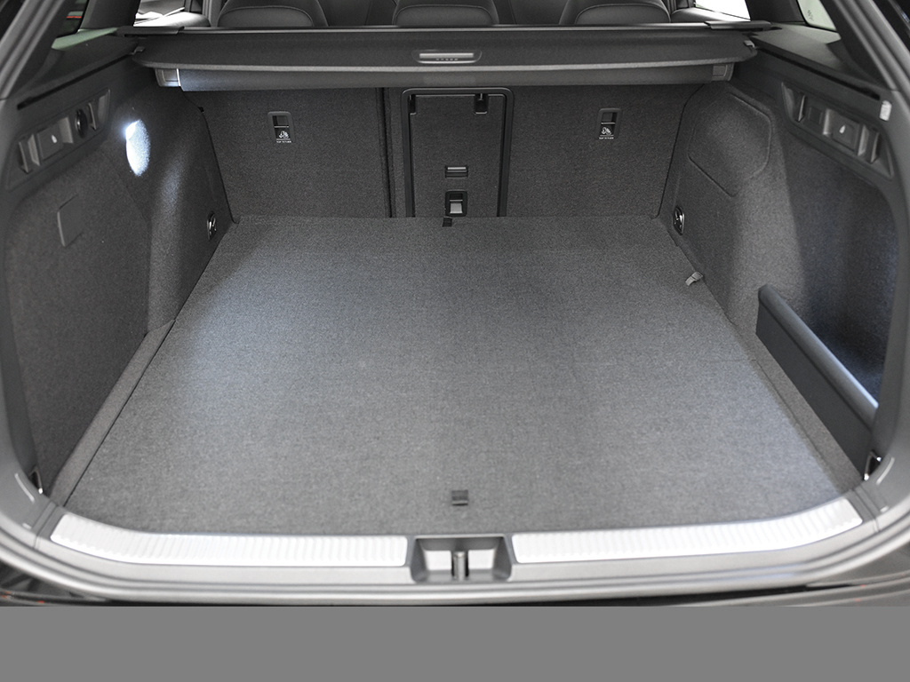 Skoda Superb Combi 1.5 iV SPORTLINE PANO CAM ACC LM19