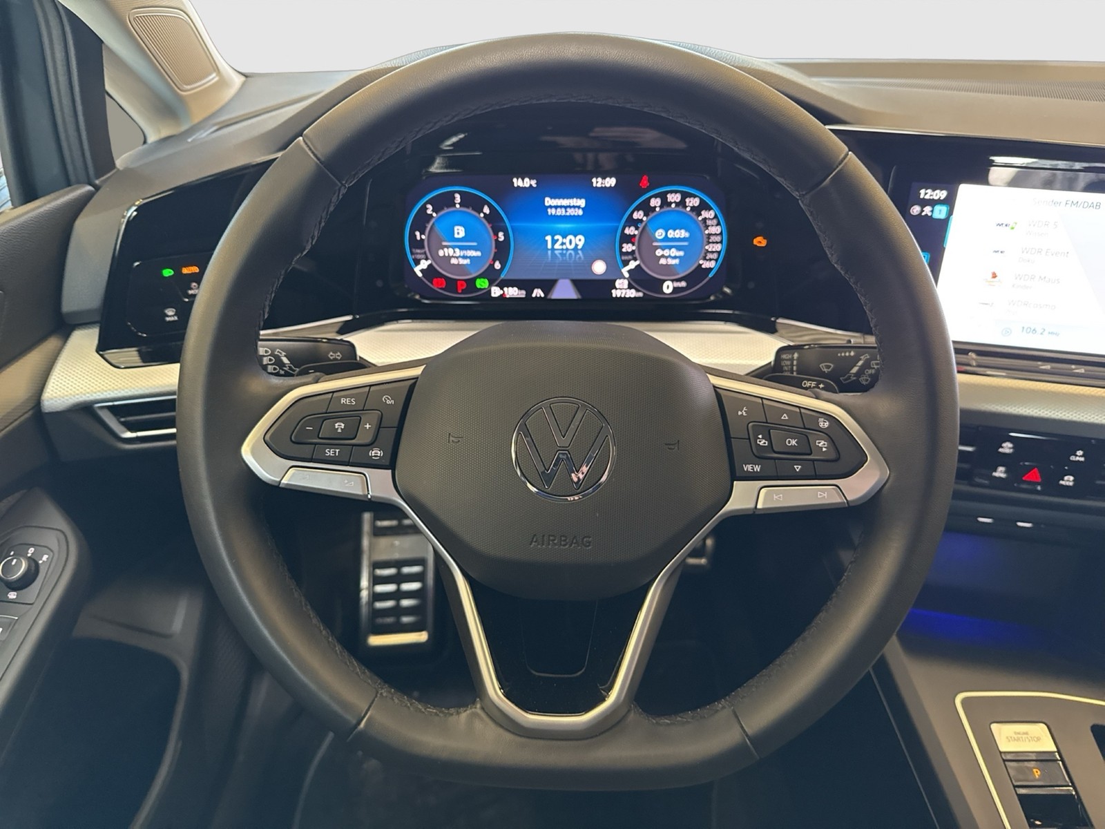 Volkswagen Golf VIII 2.0 MOVE NAVI CARPLAY ALU SITZHEIZUNG