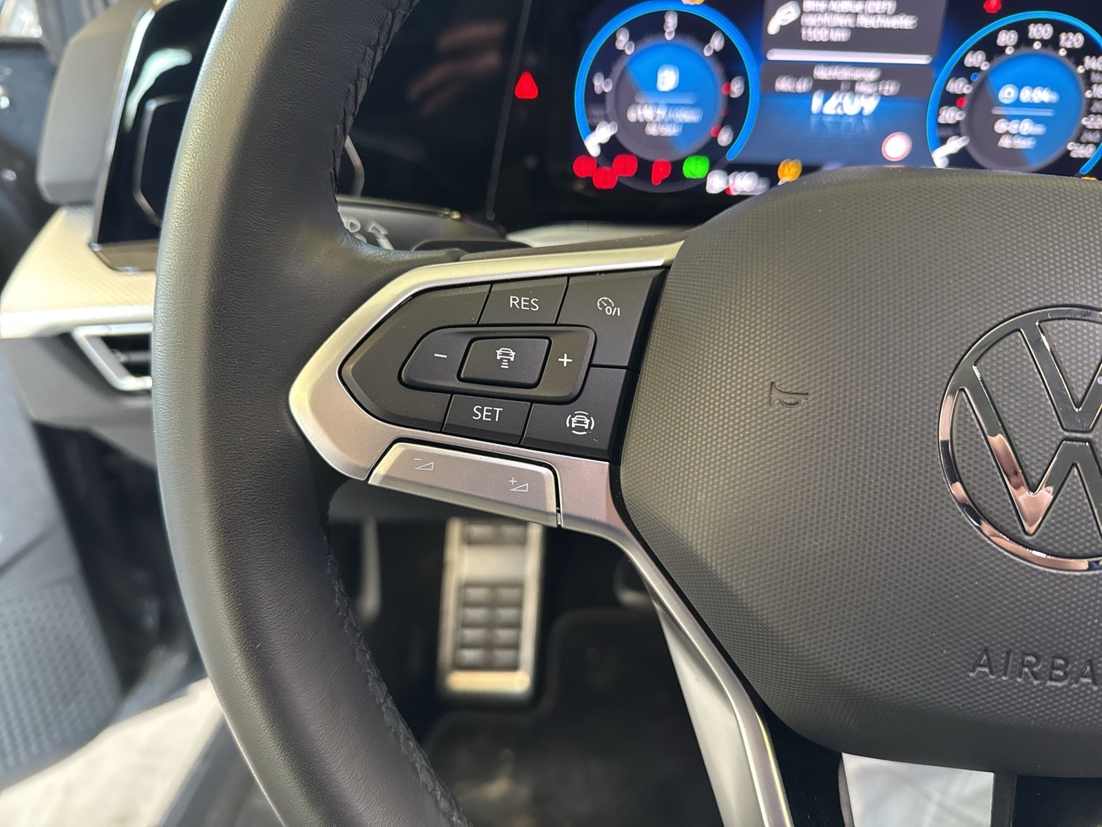 Volkswagen Golf VIII 2.0 MOVE NAVI CARPLAY ALU SITZHEIZUNG