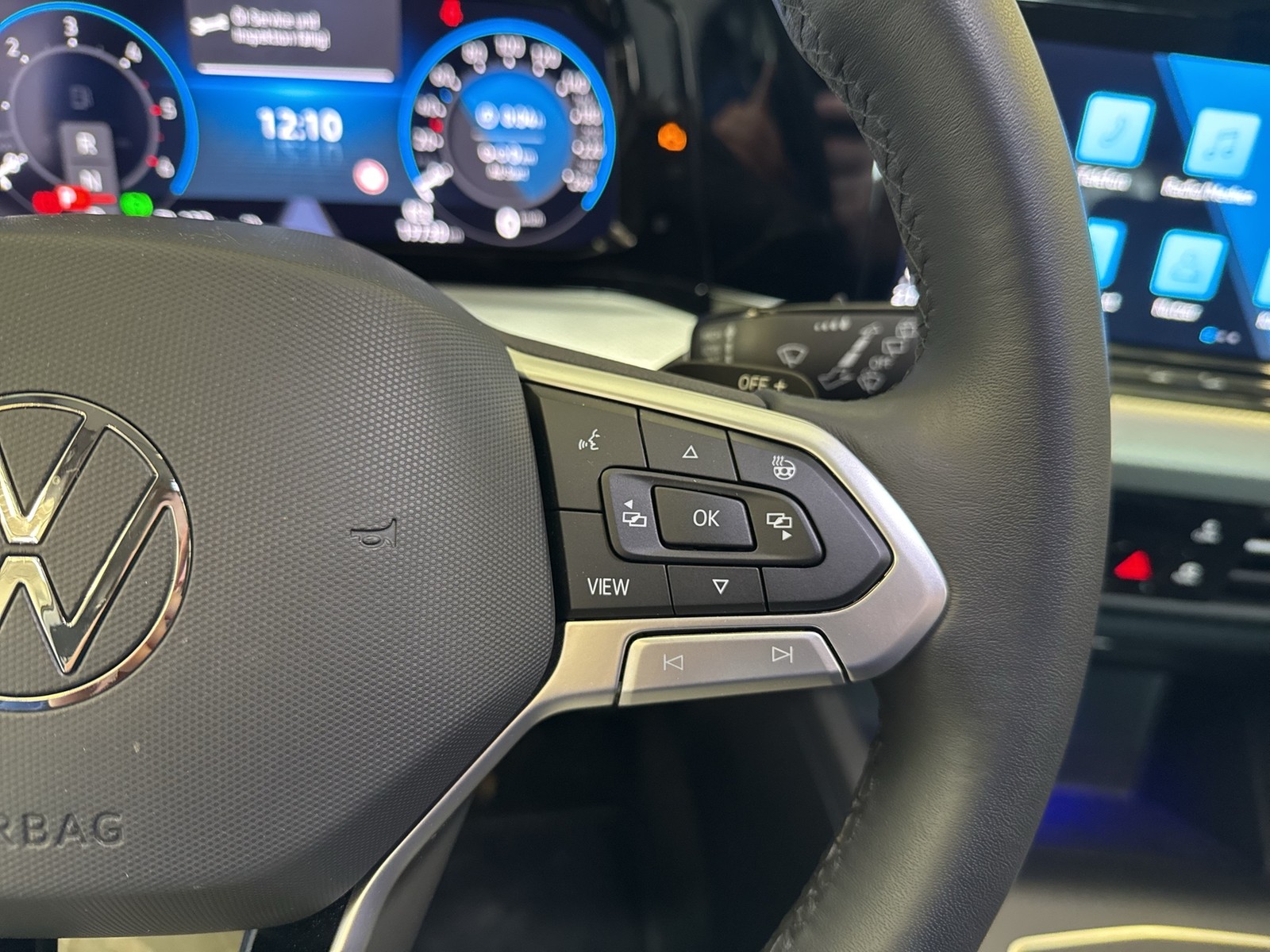 Volkswagen Golf VIII 2.0 MOVE NAVI CARPLAY ALU SITZHEIZUNG