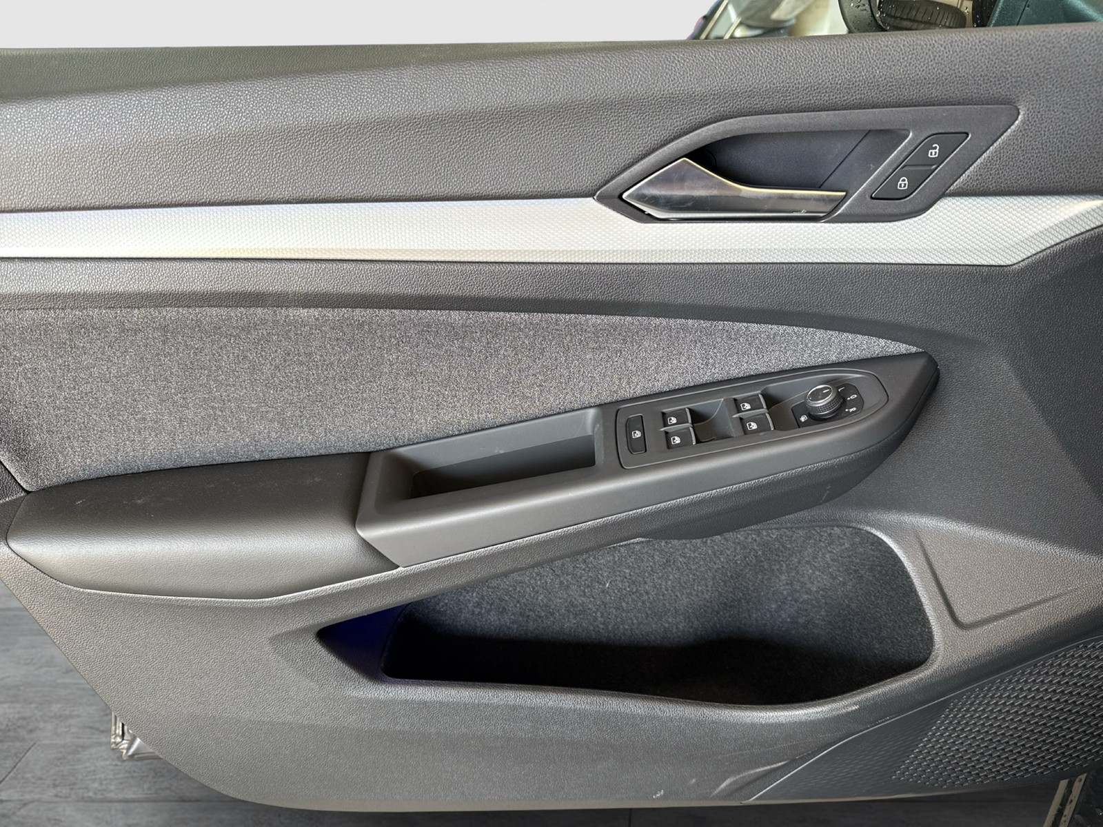 Volkswagen Golf VIII 2.0 MOVE NAVI CARPLAY ALU SITZHEIZUNG