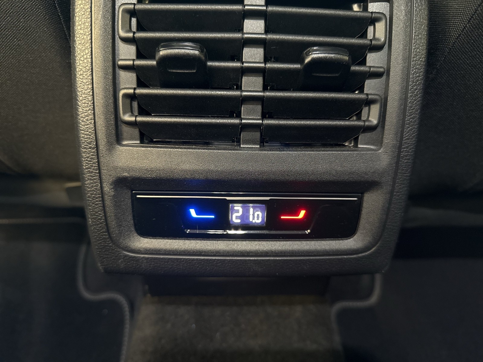 Volkswagen Golf VIII 2.0 MOVE NAVI CARPLAY ALU SITZHEIZUNG