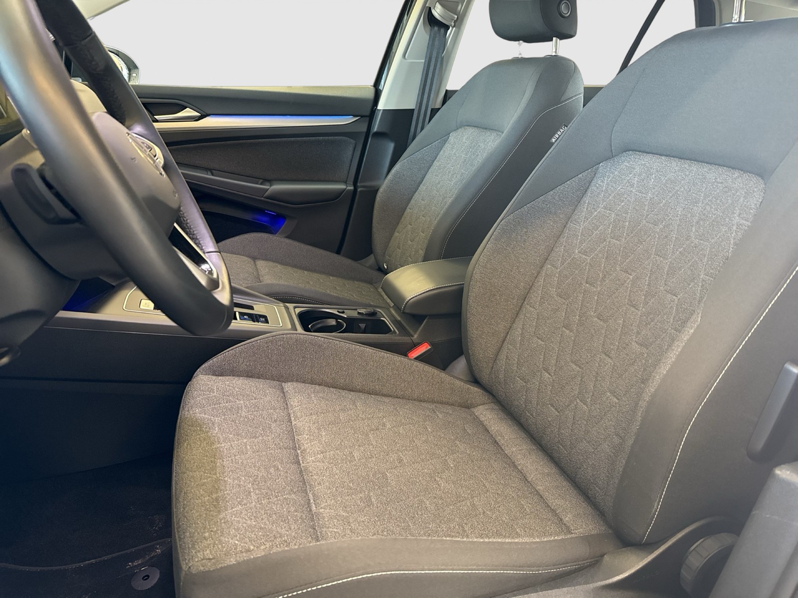 Volkswagen Golf VIII 2.0 MOVE NAVI CARPLAY ALU SITZHEIZUNG