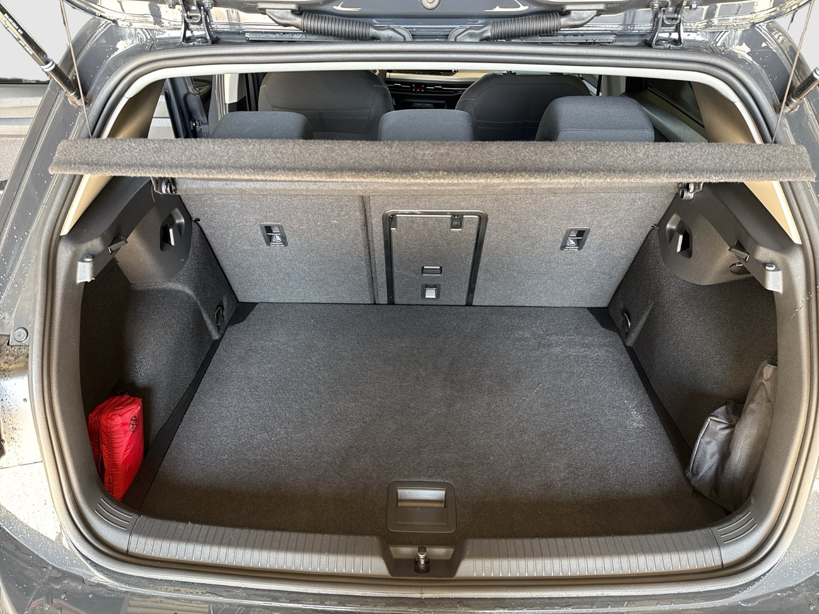 Volkswagen Golf VIII 2.0 MOVE NAVI CARPLAY ALU SITZHEIZUNG
