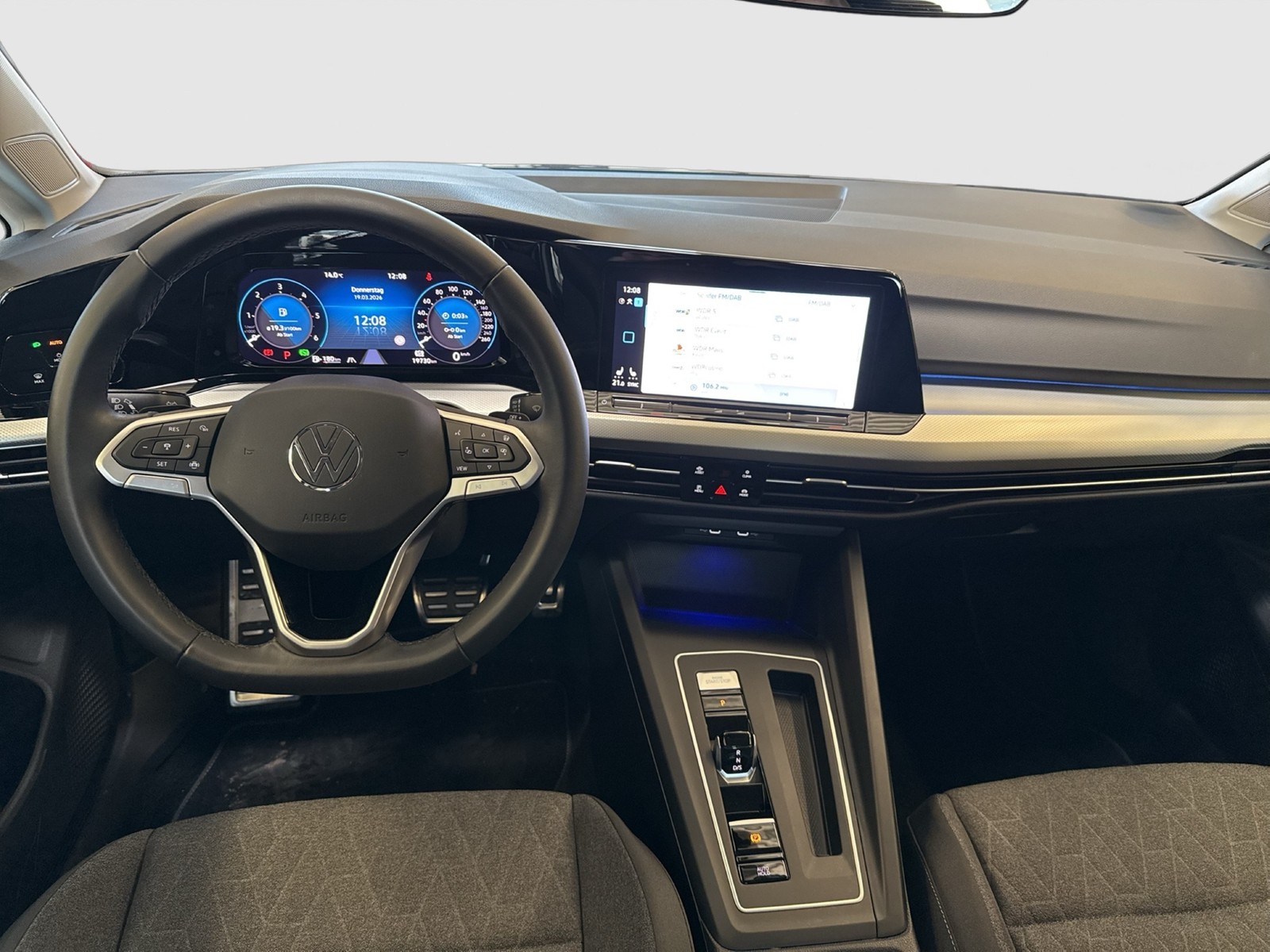 Volkswagen Golf VIII 2.0 MOVE NAVI CARPLAY ALU SITZHEIZUNG