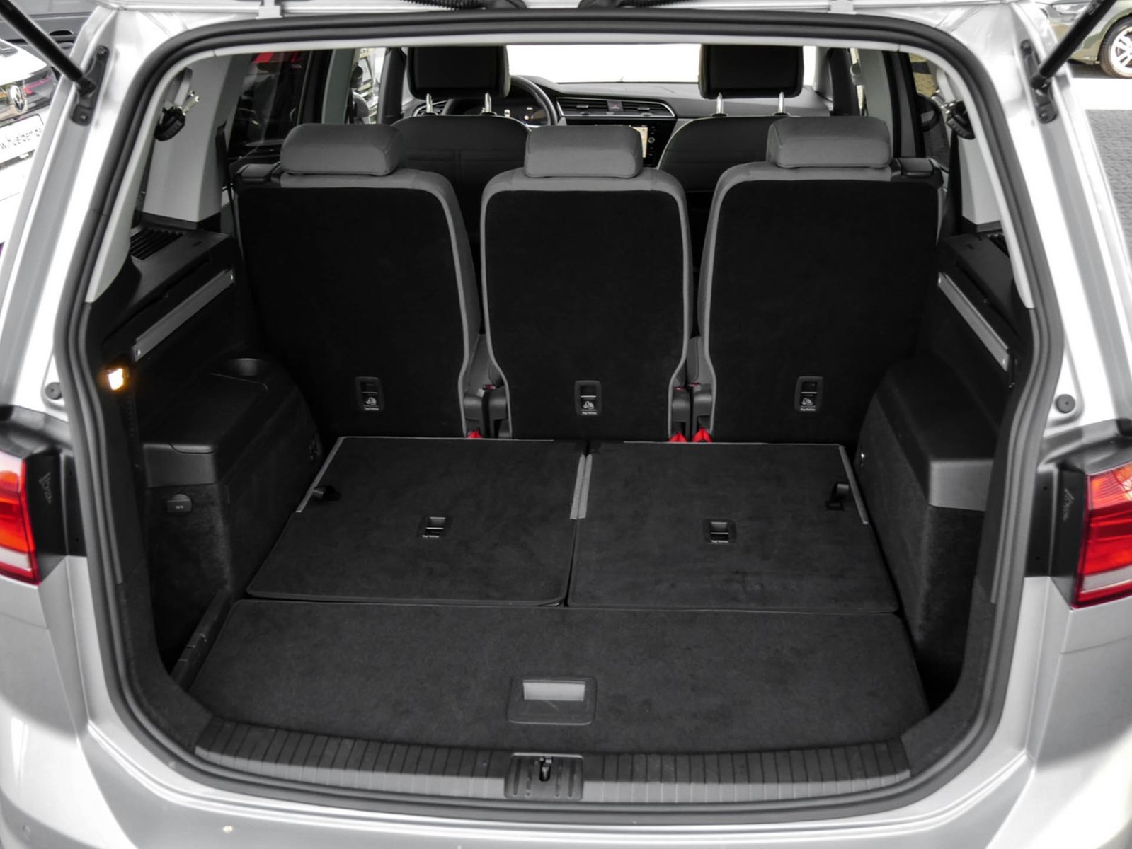 Volkswagen Touran 1.5 COMFORTLINE 7SITZE AHK CAM ACC NAVI