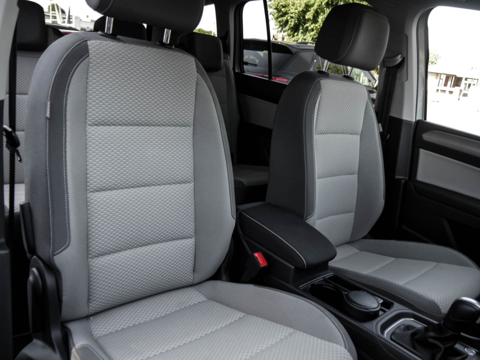 Volkswagen Touran 1.5 COMFORTLINE 7SITZE AHK CAM ACC NAVI