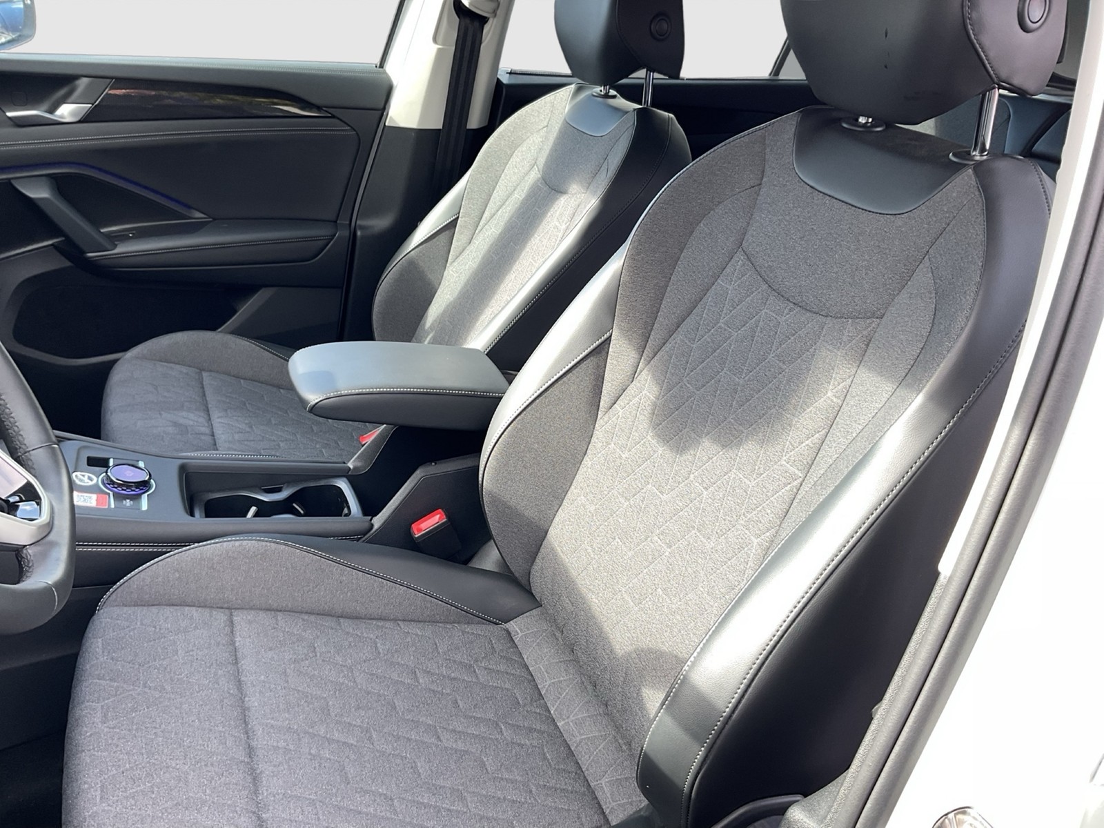 Volkswagen Tayron 1.5 eTSI LIFE 7SITZE AHK 360°CAM ACC LM18