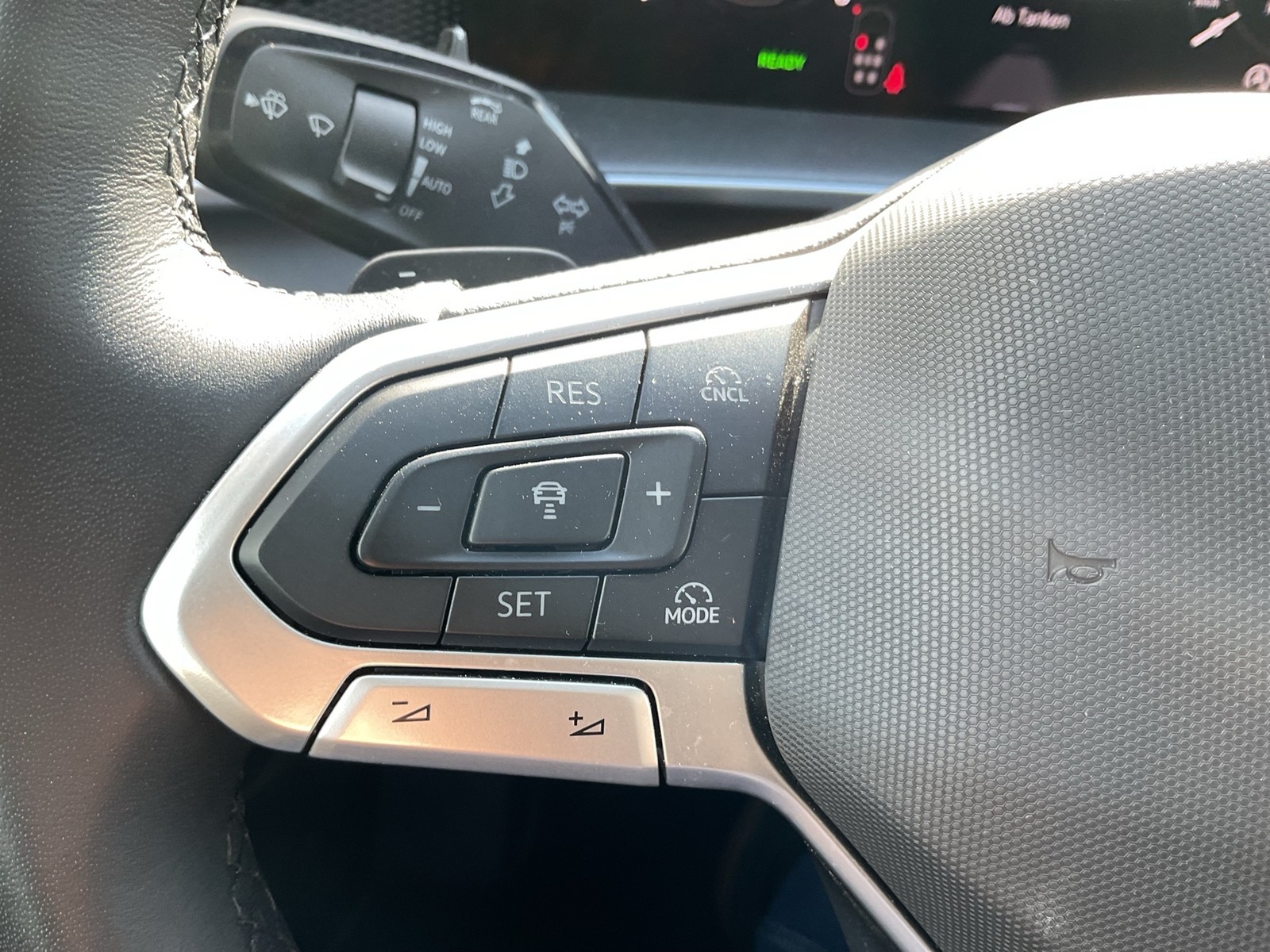 Volkswagen Tayron 1.5 eTSI LIFE 7SITZE AHK 360°CAM ACC LM18