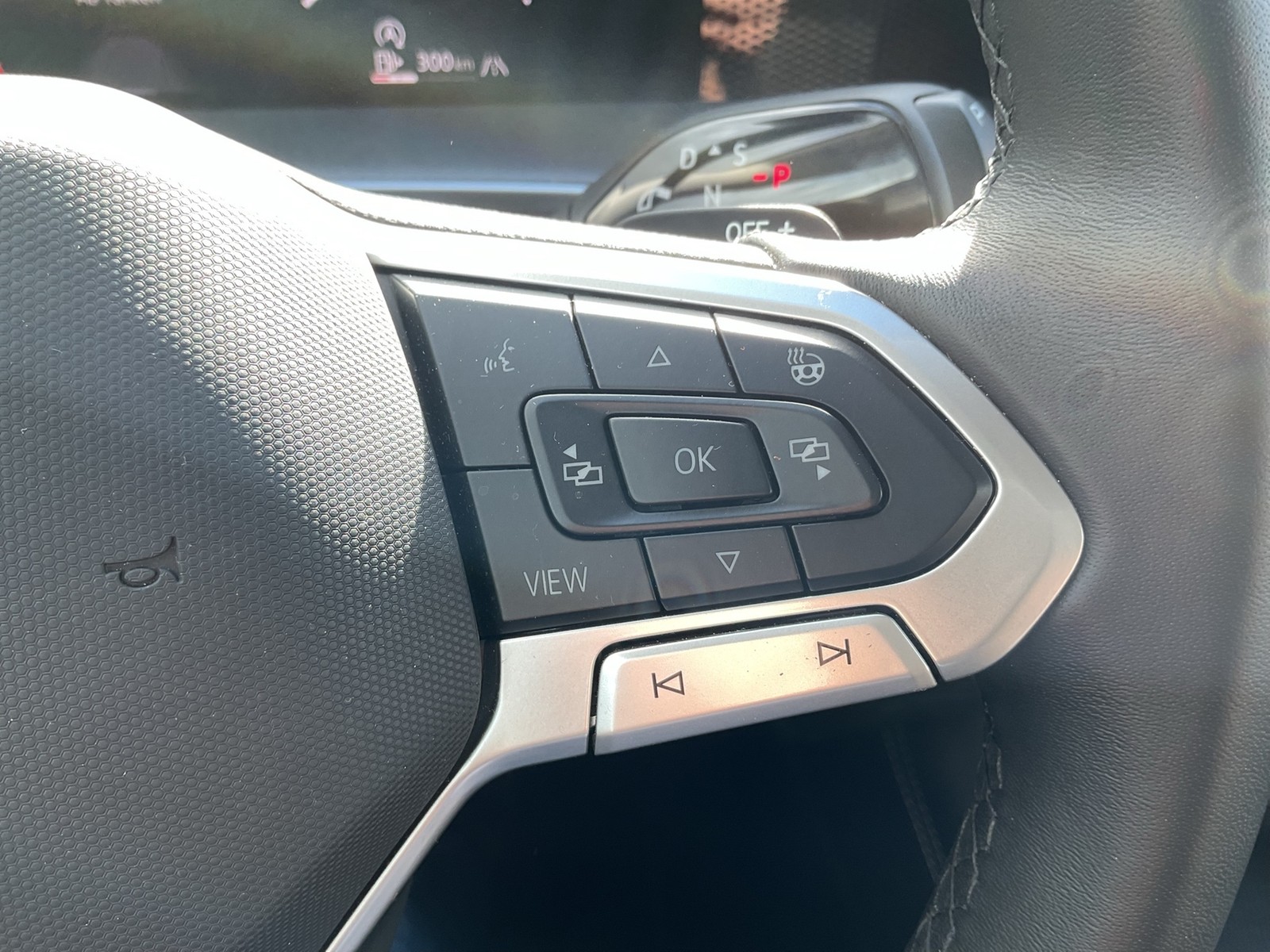 Volkswagen Tayron 1.5 eTSI LIFE 7SITZE AHK 360°CAM ACC LM18