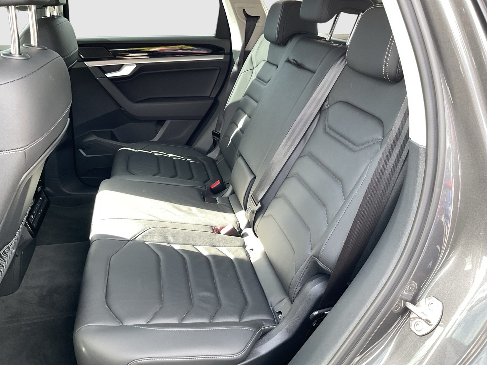 Volkswagen Touareg V6 LUFTFEDERUNG AHK CAM ACC LM19 EKLAPPE