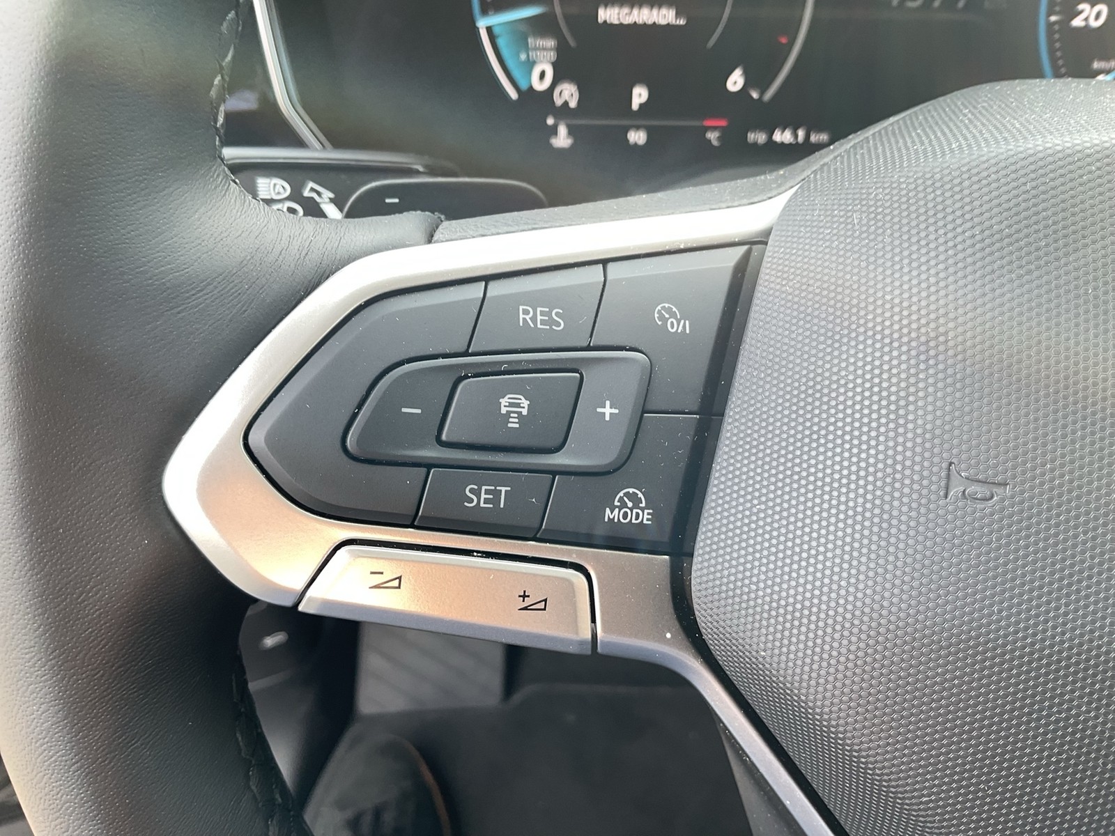 Volkswagen Touareg V6 LUFTFEDERUNG AHK CAM ACC LM19 EKLAPPE