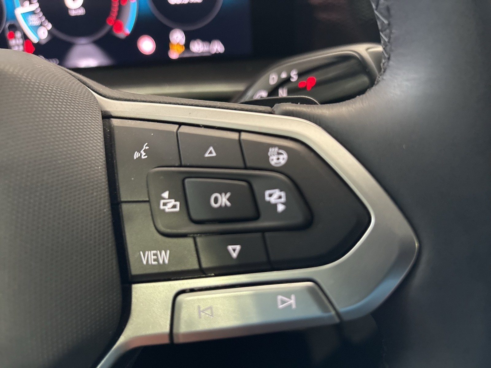 Volkswagen Tayron 2.0 LIFE 4X4 7SITZE AHK 360°CAM ACC LM18