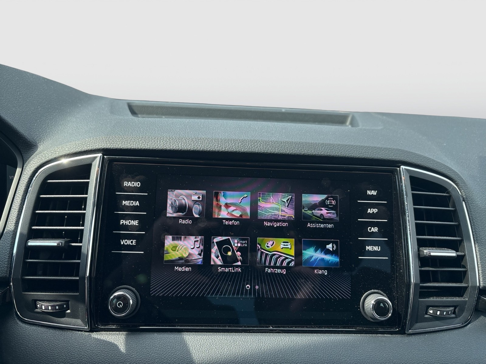 Skoda Karoq 1.5 SELECTION CAM ACC NAVI CARPLAY SITZHZ.