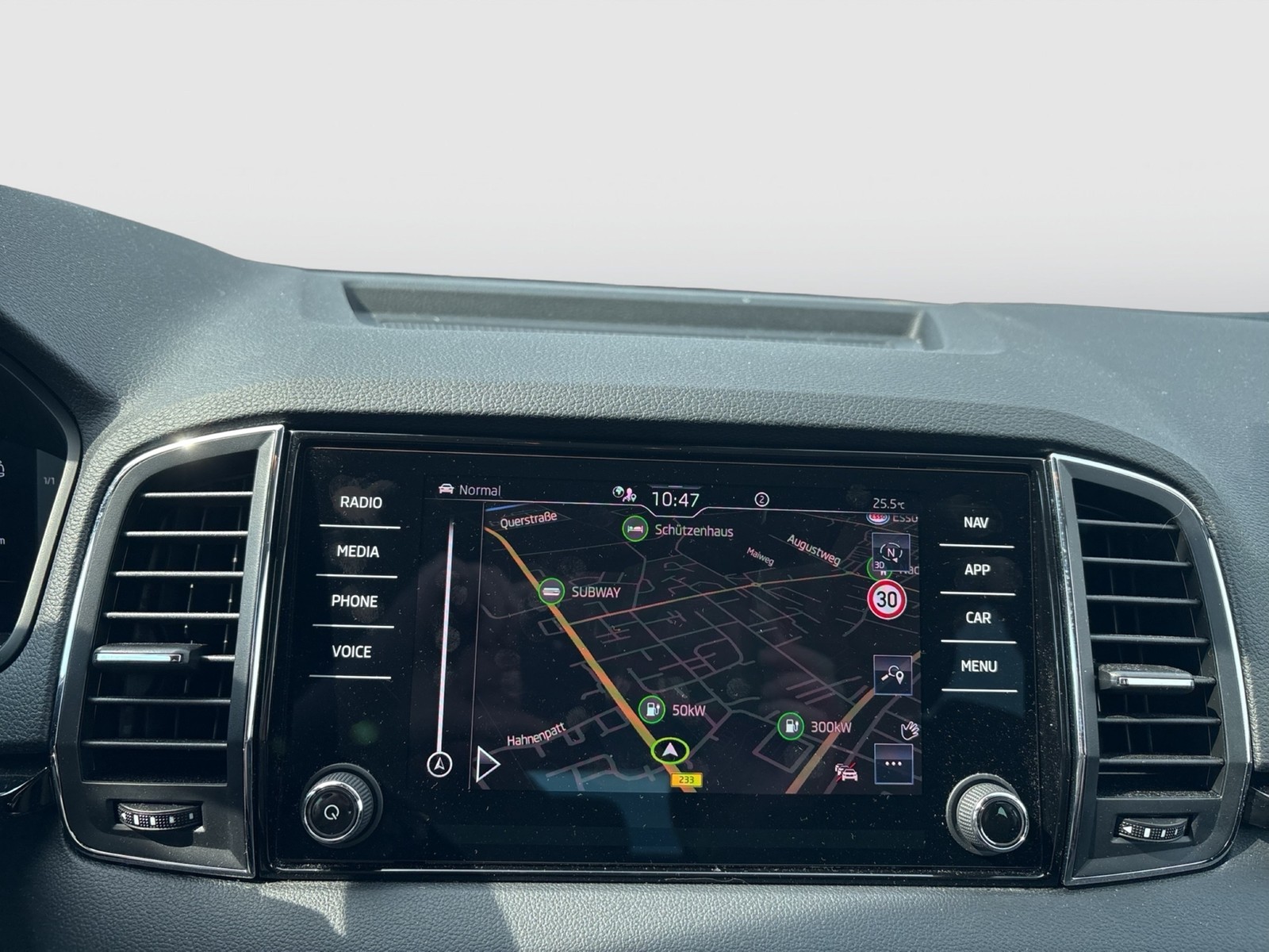 Skoda Karoq 1.5 SELECTION CAM ACC NAVI CARPLAY SITZHZ.