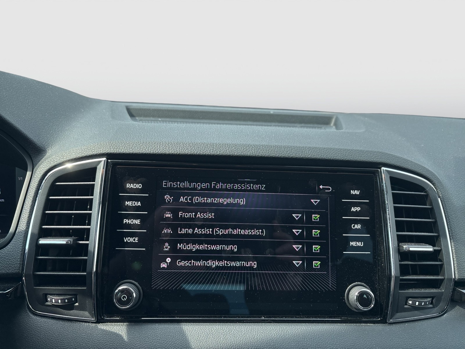 Skoda Karoq 1.5 SELECTION CAM ACC NAVI CARPLAY SITZHZ.