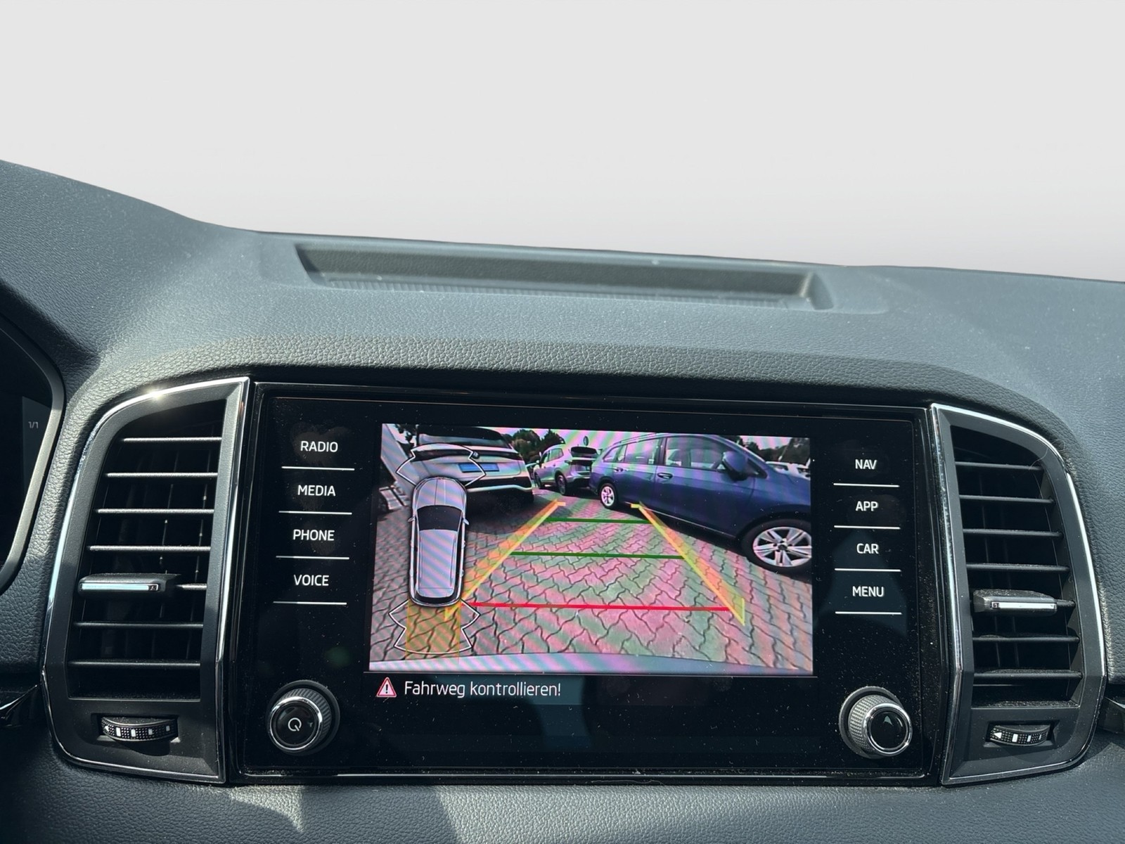 Skoda Karoq 1.5 SELECTION CAM ACC NAVI CARPLAY SITZHZ.