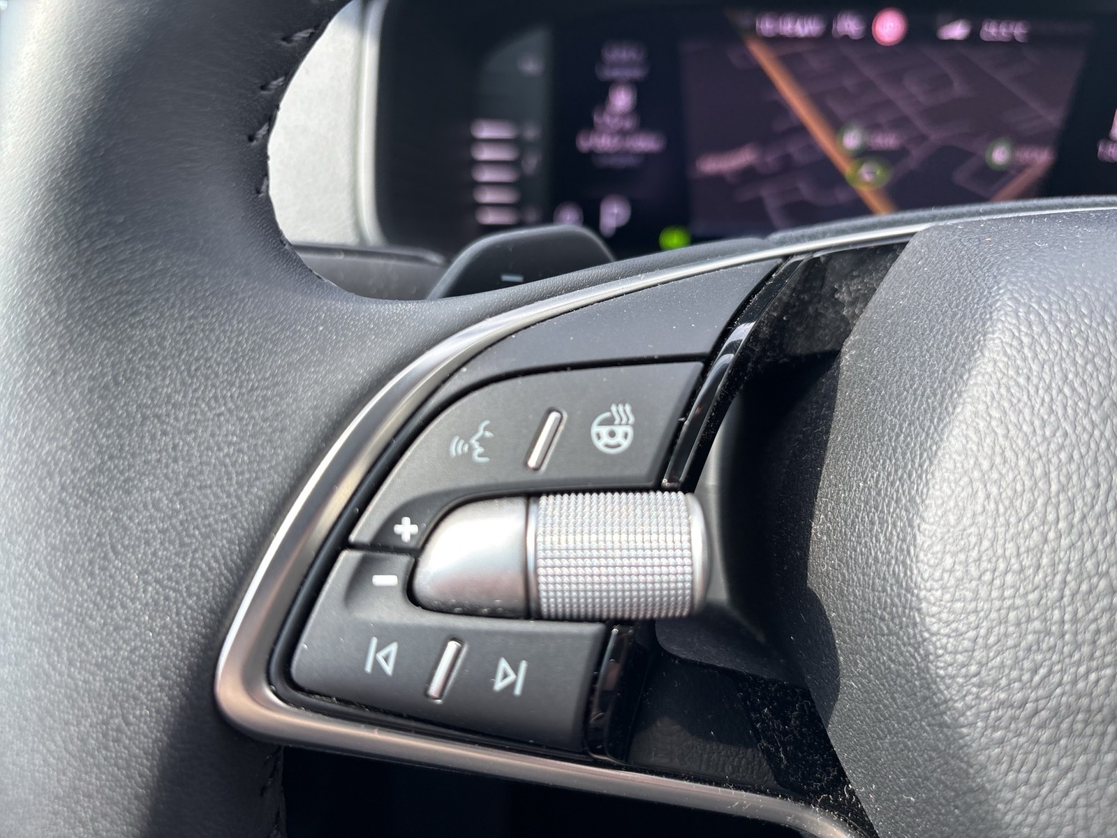 Skoda Karoq 1.5 SELECTION CAM ACC NAVI CARPLAY SITZHZ.