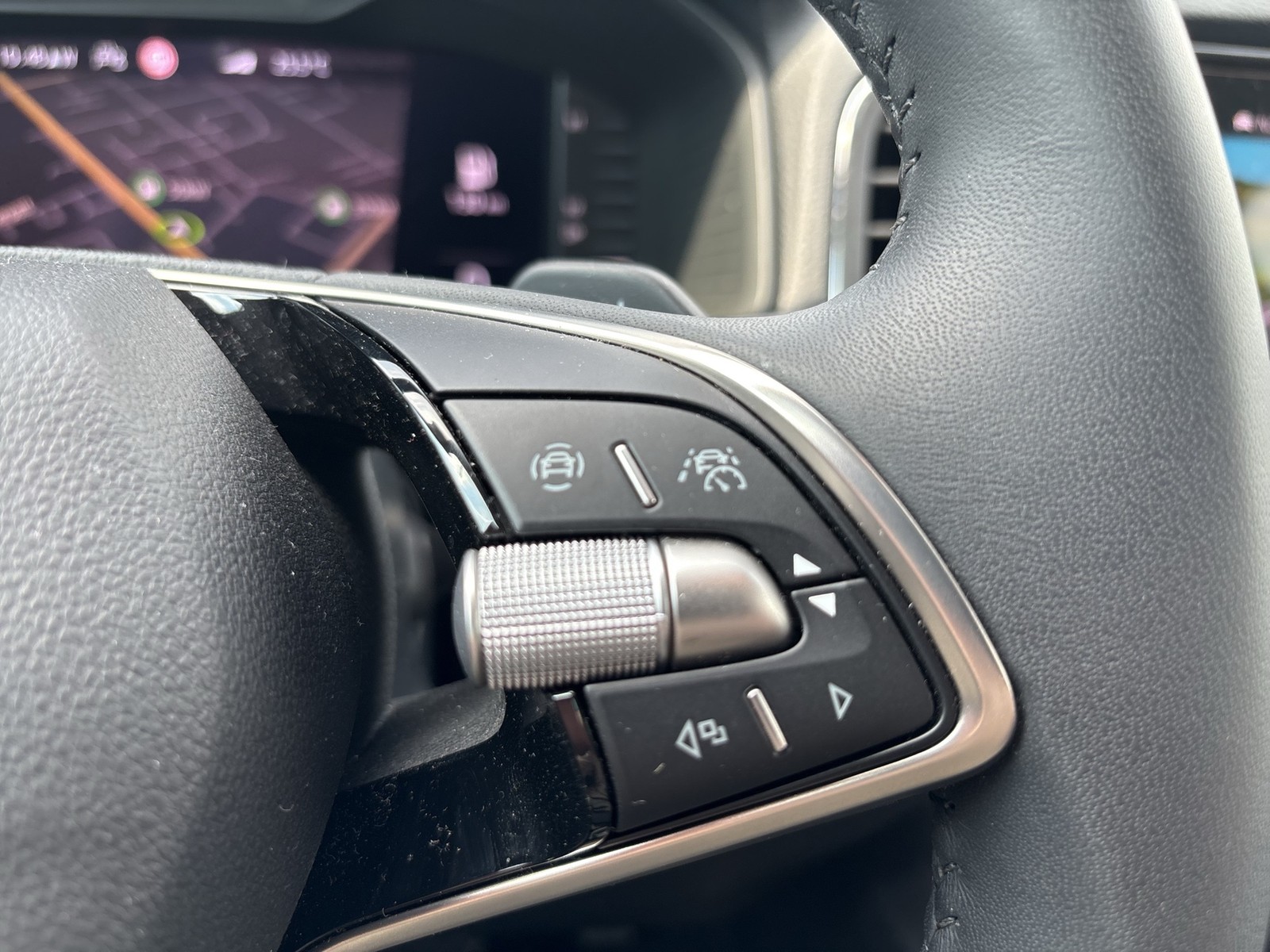 Skoda Karoq 1.5 SELECTION CAM ACC NAVI CARPLAY SITZHZ.