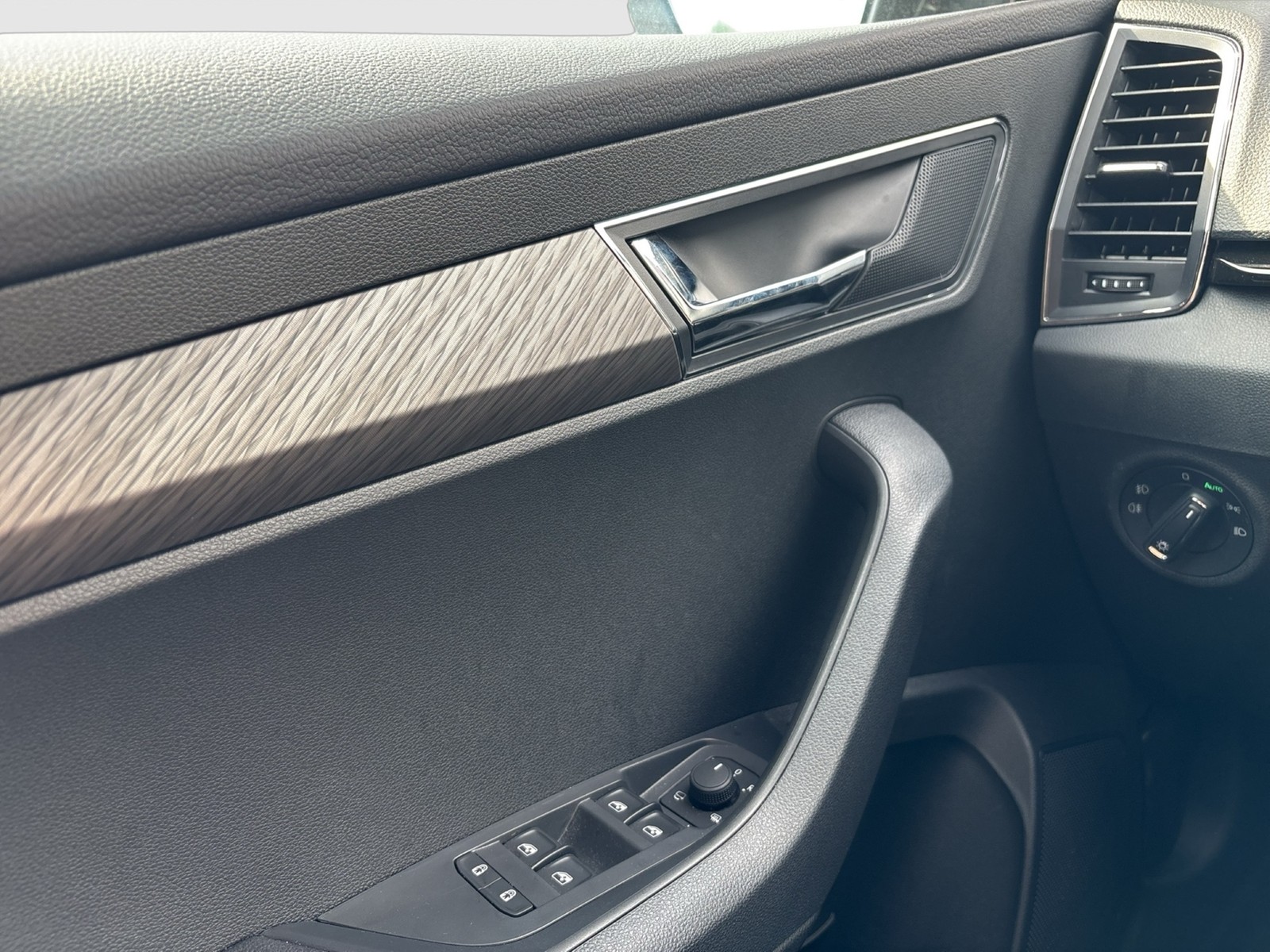 Skoda Karoq 1.5 SELECTION CAM ACC NAVI CARPLAY SITZHZ.
